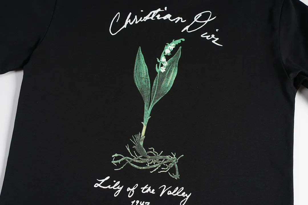 🅿️180 CD New lily of the valley loose-fitting short-sleeved fabric: 24S special woven compact cotton fabric 260g Rib: 40S double yarn rib; 280g This T-shirt is decorated with a delicate lily of the valley flower print, paying tribute to the beauty of the plant. Crafted from white cotton-jersey, it features a handwritten Christian Dior signature print on the chest. Easily create a casual look.  It is woven with 24-count special compact cotton yarn. The weaving process requires high standards and requires the use of advanced looms and high-quality raw materials. Specially woven compact cotton has many advantages, such as softness and comfort, good breathability, strong wrinkle resistance, good durability, etc.; it has a tighter, softer and more delicate texture and feel.  In the nylon solid slurry penetration printing process, you first need to apply nylon solid slurry on the pattern, and then make the slurry penetrate into the fabric through hot pressing or drying. During the penetration process, the slurry will chemically react with the fabric fibers to form a strong adhesion layer, making the pattern more vivid and full. Size: XS S M L
