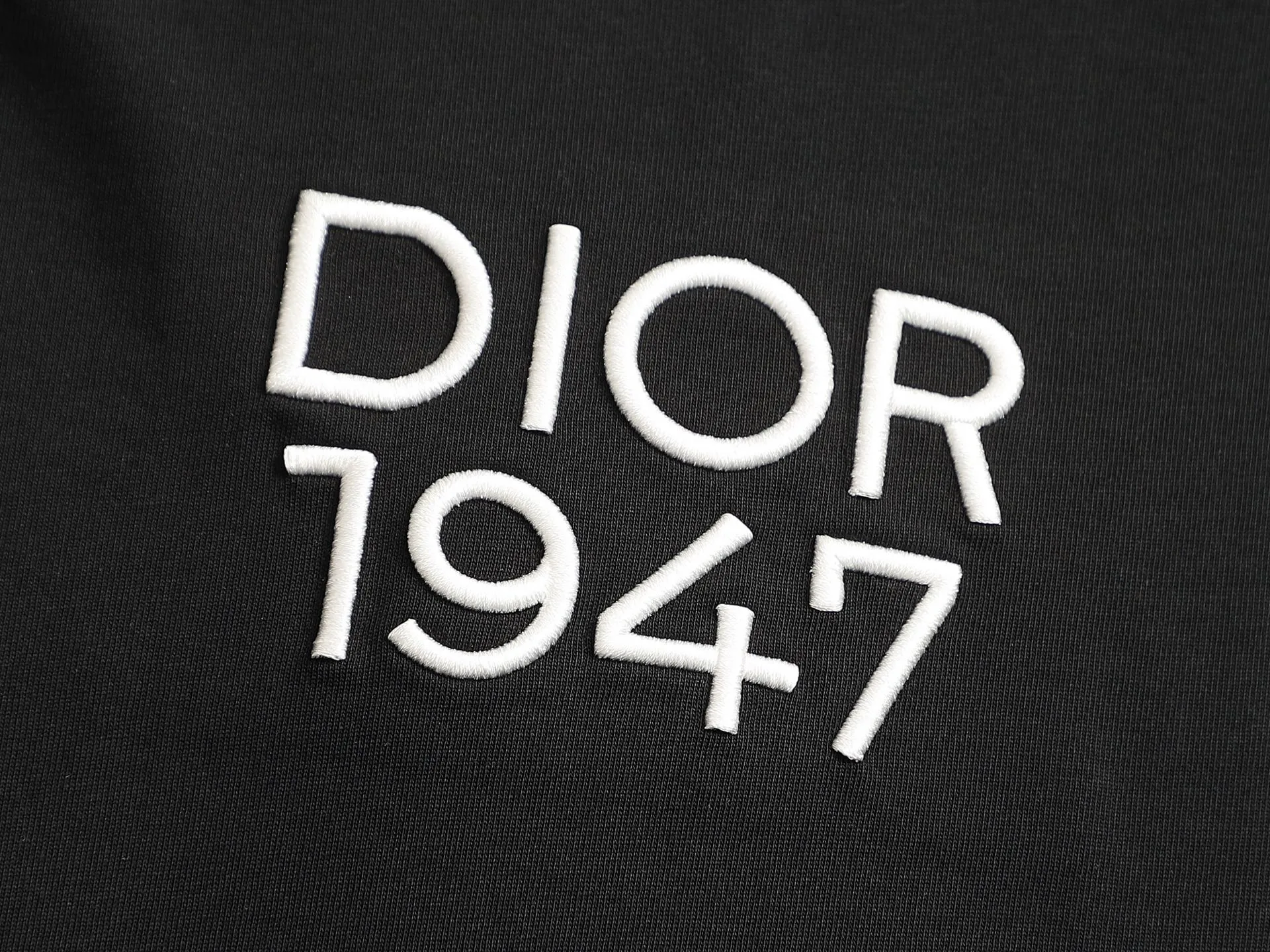 🅿️170 Dior CD micro wide version XS-L CD counter hot sale 25ss chest embroidered letters 1947🪡logo pattern As the leader in the luxury world, the D family is well-deserved. The first thing that catches the eye is the loose and comfortable black and white solid color version of the piece we are going to talk about today. The ribbed round collar has become the best modification of its version, and the D family has the upper body LOGO listed on the front, and the unique embroidery design of the letter logo patch highlights the texture! The most traditional modification method combined with the simplest color scale contrast forms the strongest and direct contrast, and this is often the most concise and clear minimalist modification method~~A nostalgic classic atmosphere also spreads in this work inadvertently! ! Featuring a distinctive 47 logo patch embroidery on the front, a unique tribute to Dior's historic year! Coupled with the blessing of 320 grams of cotton material, both the upper body comfort and the existence are unparalleled. It can be said to be a must-have companion in summer. The excellent breathability and comfortable wearing feeling are unparalleled~ Recommended! ! Color: white and black Size: XS-L Size chart: