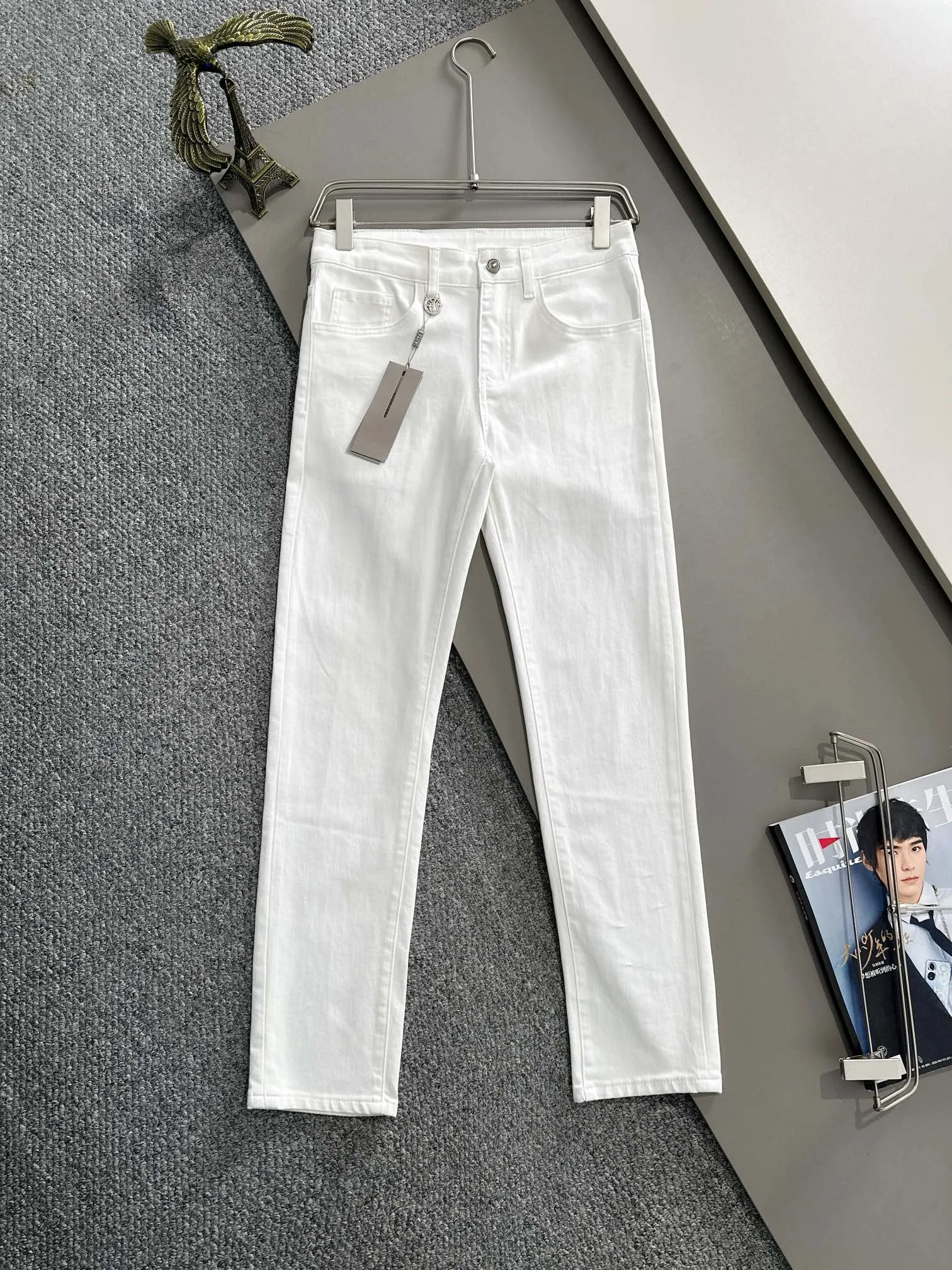 🅿️380 Dior 2025 four-season slim-fit jeans trousers are woven from imported Japanese Denim plain cotton denim fabrics. They are complete with three standards, simple yet elegant, soft, delicate and comfortable, and the upper body is versatile and fashionable! Light luxury, a must-have item for daily commuting! Code number: 28-38 (please state your height and weight when placing an order)
