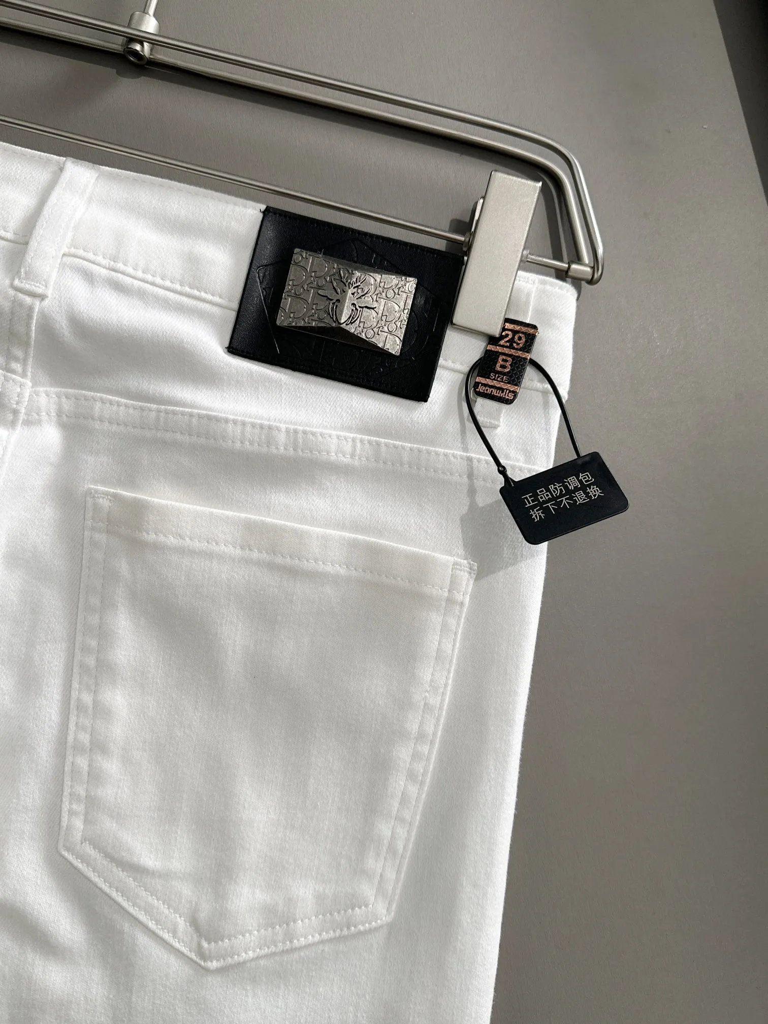 🅿️380 Dior 2025 four-season slim-fit jeans trousers are woven from imported Japanese Denim plain cotton denim fabrics. They are complete with three standards, simple yet elegant, soft, delicate and comfortable, and the upper body is versatile and fashionable! Light luxury, a must-have item for daily commuting! Code number: 28-38 (please state your height and weight when placing an order)