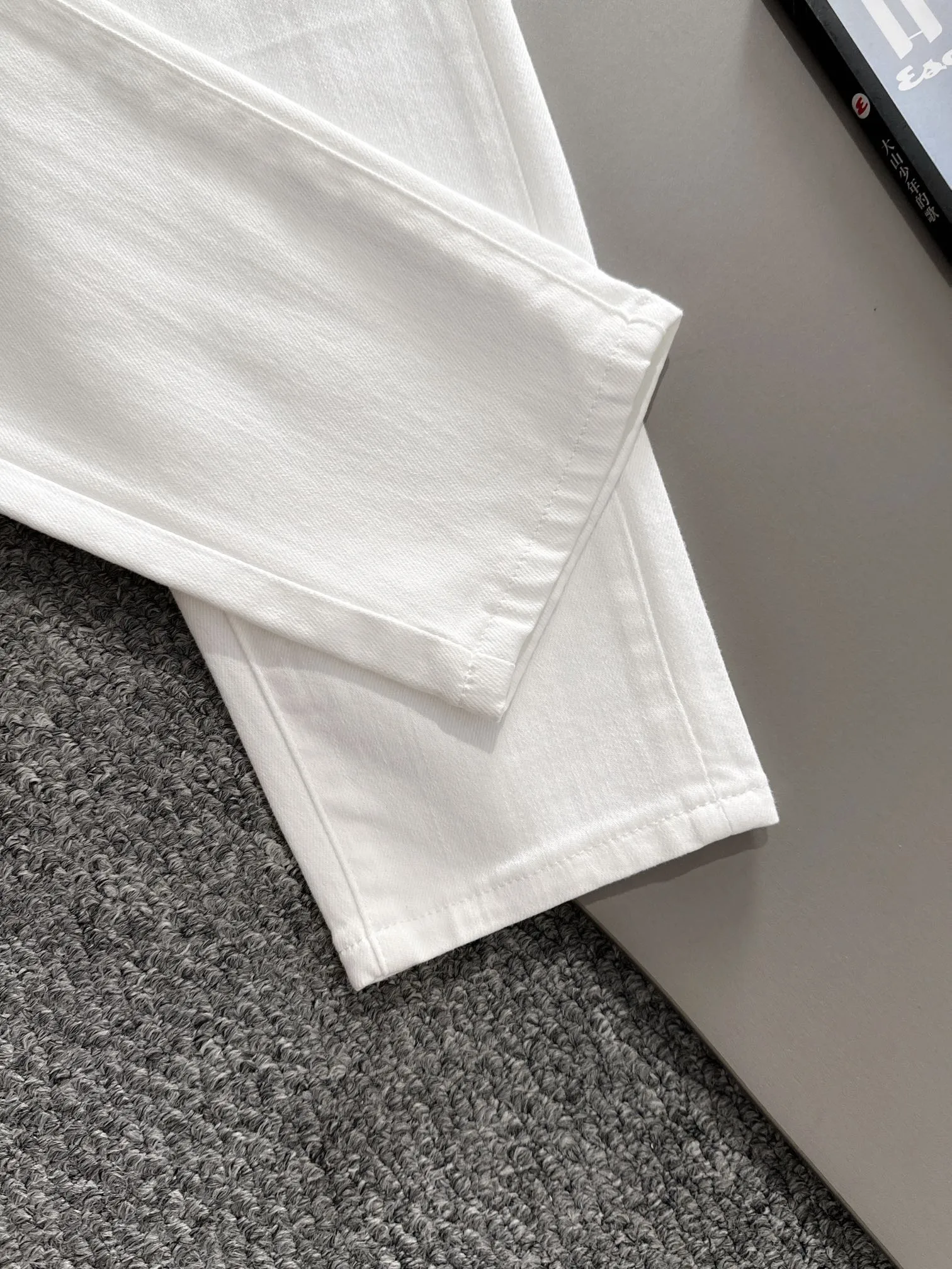 🅿️380 Dior 2025 four-season slim-fit jeans trousers are woven from imported Japanese Denim plain cotton denim fabrics. They are complete with three standards, simple yet elegant, soft, delicate and comfortable, and the upper body is versatile and fashionable! Light luxury, a must-have item for daily commuting! Code number: 28-38 (please state your height and weight when placing an order)