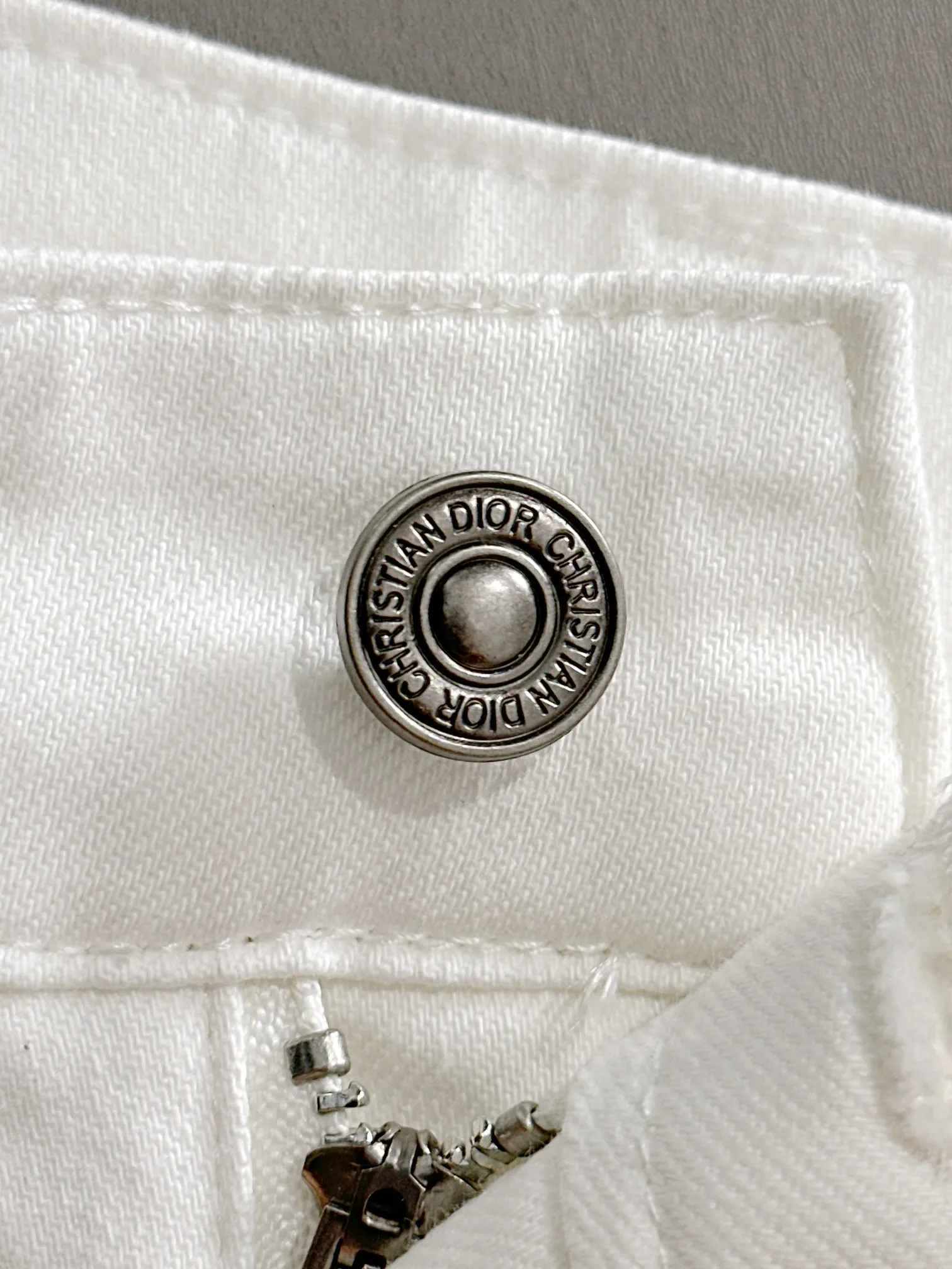 🅿️380 Dior 2025 four-season slim-fit jeans trousers are woven from imported Japanese Denim plain cotton denim fabrics. They are complete with three standards, simple yet elegant, soft, delicate and comfortable, and the upper body is versatile and fashionable! Light luxury, a must-have item for daily commuting! Code number: 28-38 (please state your height and weight when placing an order)