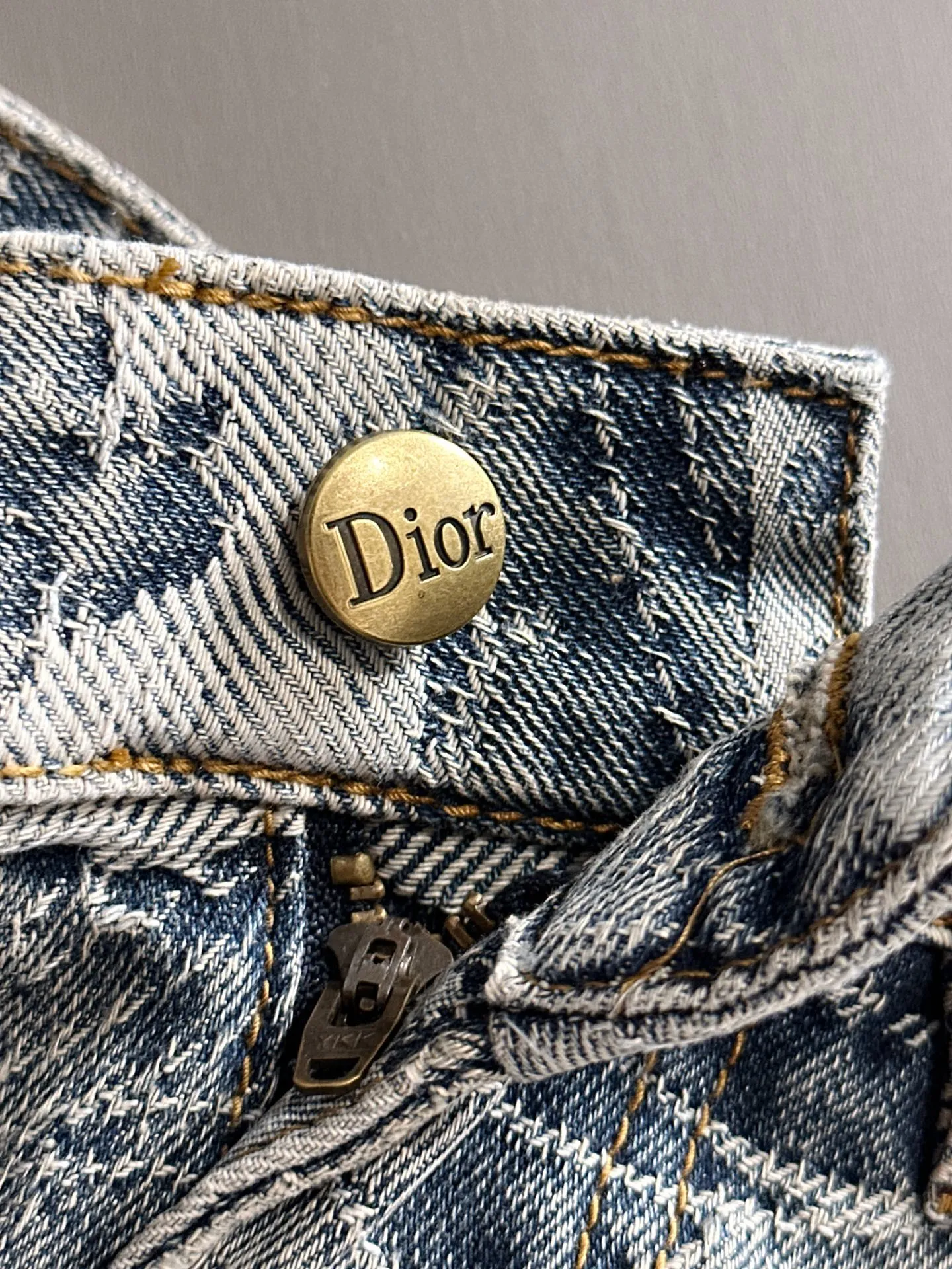 🅿️330 Dior 2025 summer new jeans denim shorts are produced using imported Japanese Denim plain cotton denim fabrics, complete with three standards. The top stone-washed process makes the texture reach the old taste of the 1980s. It is soft, delicate, comfortable and breathable. The color has a modern and fashionable vicissitudes. The upper body is versatile and fashionable! Light luxury, a must-have item for daily commuting! Code number: 28-40 (please state your height and weight when placing an order)