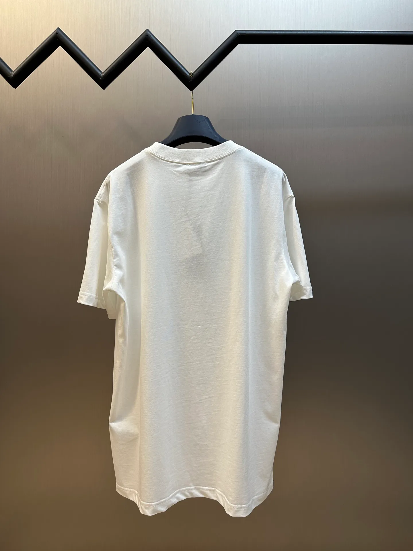 🅿️260 Dior Love Series Pocket Embroidery Round Neck Short Sleeve Cotton Jersey Fabric. Made of 24S special woven compact cotton fabric, 185g; with 32S double yarn thread, 300g. The strength of compact yarn is higher than that of traditional single yarn. The single fibers in compact yarn are closely arranged, which helps to improve the strength of the yarn. The ends of the fibers are all twisted into the yarn, so the yarn is very tight and the yarn has a smooth appearance with less hairiness. Compact spinning yarn has higher strength and less hairiness, making it less prone to fraying.  The chest is decorated with embroidery patterns, and the main body adopts precision stitch embroidery technology; the embroidery is very fine and dense, with clear patterns and strong lines and three-dimensionality. The linen material embroidery thread is combined with encrypted processing, and the embroidery body has a subtle matte visual texture; the embroidery effect is three-dimensional and full. The flat embroidery has a unique needle-to-needle design, and the embroidery is very fine and dense. The overall stitching is fine, with consistent fineness and texture, adding a sense of layering to the simple design.  Standard crew neck, short sleeve fit. The neckline is rounded and arc-shaped, suitable for various face shapes and body shapes; the sleeve length is moderate and ends just above the elbow, showing a smart and neat image. The slim fit can show off the wearer's body curves without sacrificing comfort. The collar, cuffs, hem and other parts are all sewn with fine double-needle stitching.  size：xs s m l