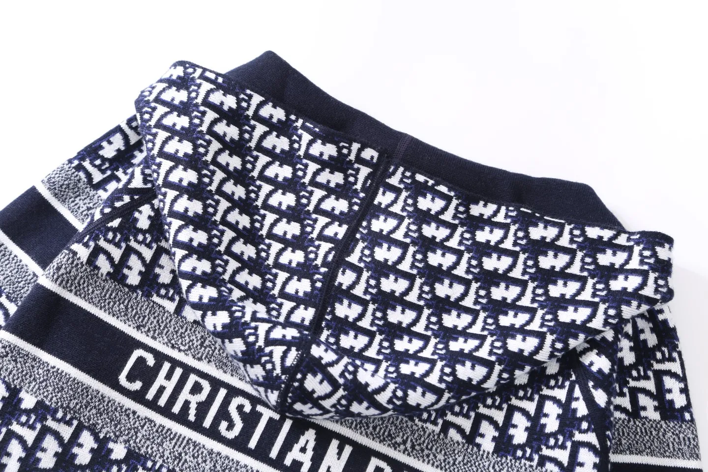 🅿️500 (top version) Dior’s popular double-sided presbyopic all-over logo printed couple’s zipper hooded knitted sweater jacket Classic presbyopic double-sided wool cashmere hooded cardigan Top-grade imported cashmere fabric Made with imported knitting machines Skin-friendly and non-stitching No pilling Very soft to the touch Super comfortable Fashionable and individual Super versatile and good-looking hooded knitted sweater Suitable for both men and women A must-have item Can be compared with market quality Packaging Tag Collar label: washed wheat, three labels complete Color: blue, gray Size: S M L XL Model: D8968