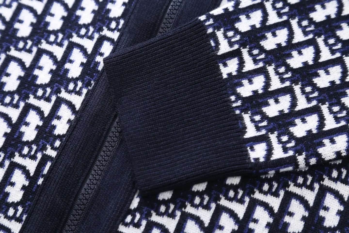 🅿️500 (top version) Dior’s popular double-sided presbyopic all-over logo printed couple’s zipper hooded knitted sweater jacket Classic presbyopic double-sided wool cashmere hooded cardigan Top-grade imported cashmere fabric Made with imported knitting machines Skin-friendly and non-stitching No pilling Very soft to the touch Super comfortable Fashionable and individual Super versatile and good-looking hooded knitted sweater Suitable for both men and women A must-have item Can be compared with market quality Packaging Tag Collar label: washed wheat, three labels complete Color: blue, gray Size: S M L XL Model: D8968