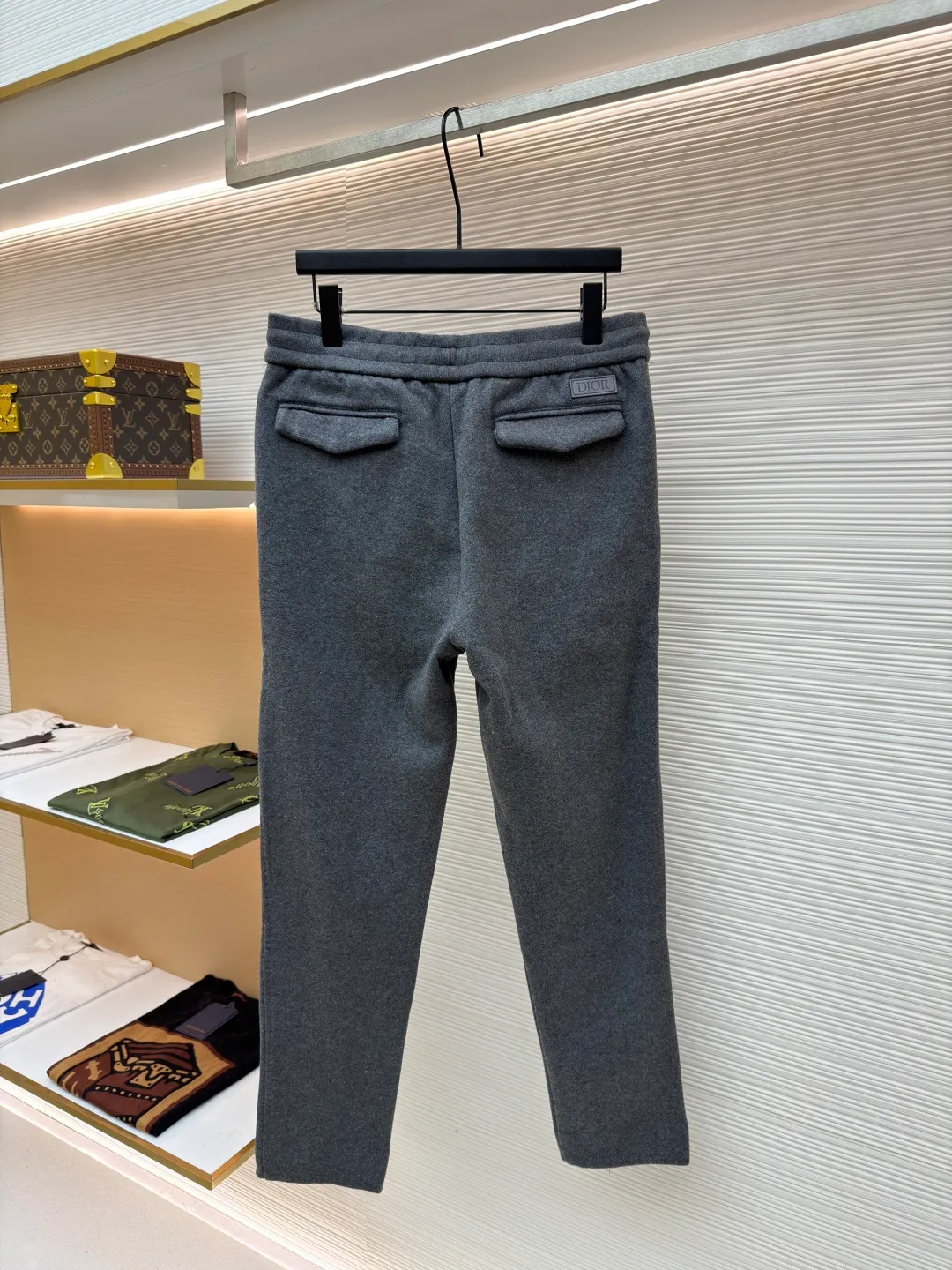 Dior presbyopic wool and cashmere straight trousers ●Item number: 1680903-C45 ●Material: wool cashmere fabric ●Technology: jacquard texture production ●Version: fitted version ●Weight: about 865 grams ●Size: S-M-L-XL ●Description: The fabric is made of cashmere fabric, containing 50% wool and pure cotton, with original hemming inside, jacquard letters, integrated design. One side has a solid color logo, and the spliced side has a classic presbyopia. It can be worn on both sides to change the style at any time. Customized imported velvet imported machine weaving, the material is conscientious and full of high-end texture. It is comfortable to wear and skin-friendly. It is made by a large factory and has perfect details and texture. The fabric is made of imported cashmere yarn. New product for early autumn! Hot style return! New version of dropped shoulder design High-grade navy blue presbyopic logo zipper cashmere jacket. Reversible. The letter jacquard texture on the back is luxurious and handsome. The hooded design is fashionable and advanced. The classic version does not make people look slimmer. Highly recommended! The overall wiring is straight and delicate, the fabric is comfortable and soft, and the color is consistent without color difference. It can be matched with the same style to create a fashionable look and control various occasions. Customized accessories, complete with three standards, same style for men and women!