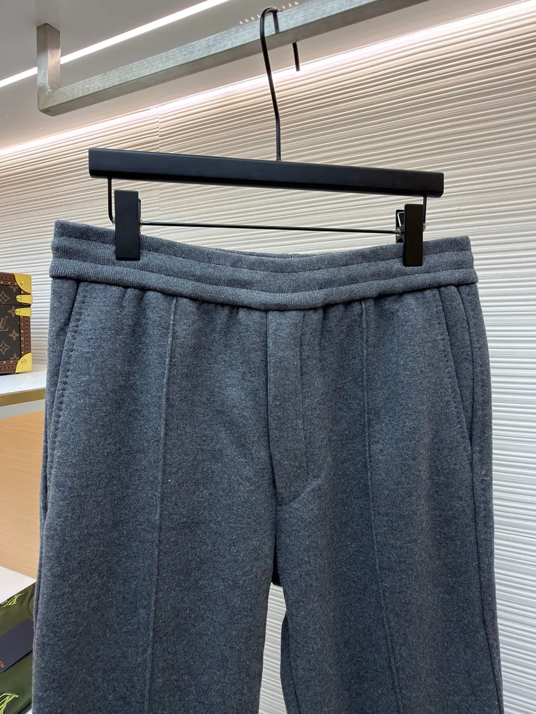 Dior presbyopic wool and cashmere straight trousers ●Item number: 1680903-C45 ●Material: wool cashmere fabric ●Technology: jacquard texture production ●Version: fitted version ●Weight: about 865 grams ●Size: S-M-L-XL ●Description: The fabric is made of cashmere fabric, containing 50% wool and pure cotton, with original hemming inside, jacquard letters, integrated design. One side has a solid color logo, and the spliced side has a classic presbyopia. It can be worn on both sides to change the style at any time. Customized imported velvet imported machine weaving, the material is conscientious and full of high-end texture. It is comfortable to wear and skin-friendly. It is made by a large factory and has perfect details and texture. The fabric is made of imported cashmere yarn. New product for early autumn! Hot style return! New version of dropped shoulder design High-grade navy blue presbyopic logo zipper cashmere jacket. Reversible. The letter jacquard texture on the back is luxurious and handsome. The hooded design is fashionable and advanced. The classic version does not make people look slimmer. Highly recommended! The overall wiring is straight and delicate, the fabric is comfortable and soft, and the color is consistent without color difference. It can be matched with the same style to create a fashionable look and control various occasions. Customized accessories, complete with three standards, same style for men and women!