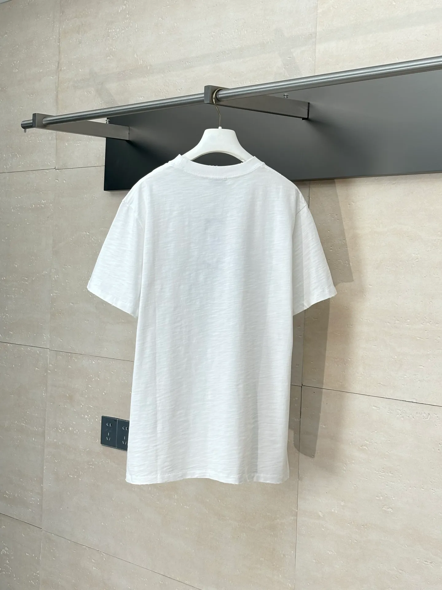🅿️280 Dio*/Dior 25 new spring and summer short-sleeved T-shirt with letter embroidery logo. Customized 32 pieces of 280g combed fabric. The original thread is designed with letter logo embroidery technology. It is simple and elegant, easy and versatile. The classic silhouette is matched with a ribbed round collar, sleeves and hem embellishment to enhance the style. Casual tailoring, can be paired with bottoms of the same season to create a fashionable look. Size: S/M/L/XL