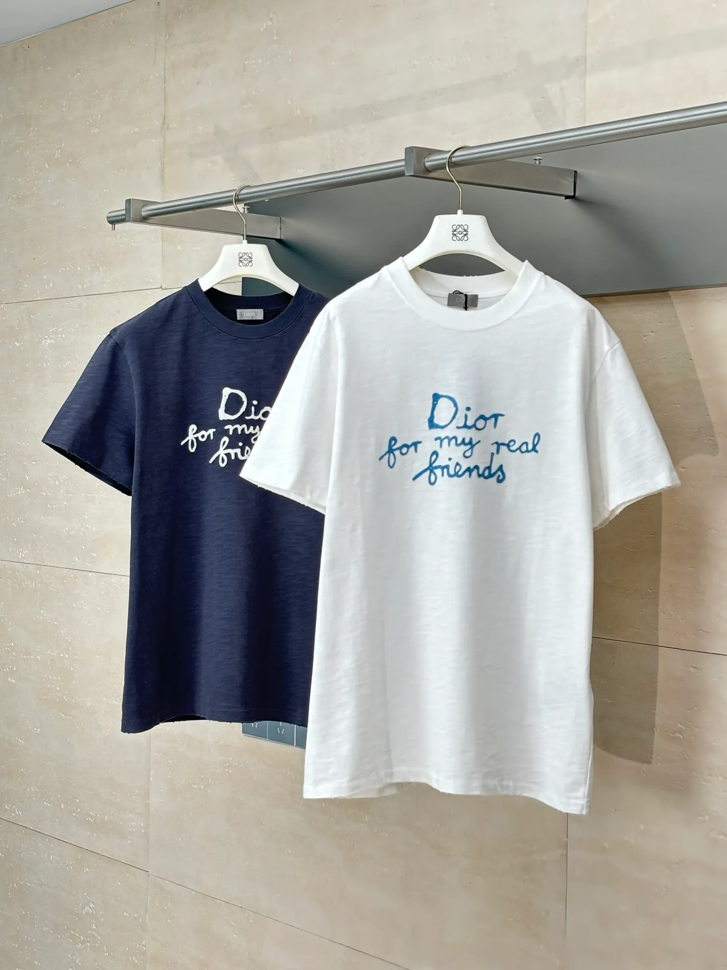 🅿️280 Dio*/Dior 25 new spring and summer short-sleeved T-shirt with letter embroidery logo. Customized 32 pieces of 280g combed fabric. The original thread is designed with letter logo embroidery technology. It is simple and elegant, easy and versatile. The classic silhouette is matched with a ribbed round collar, sleeves and hem embellishment to enhance the style. Casual tailoring, can be paired with bottoms of the same season to create a fashionable look. Size: S/M/L/XL