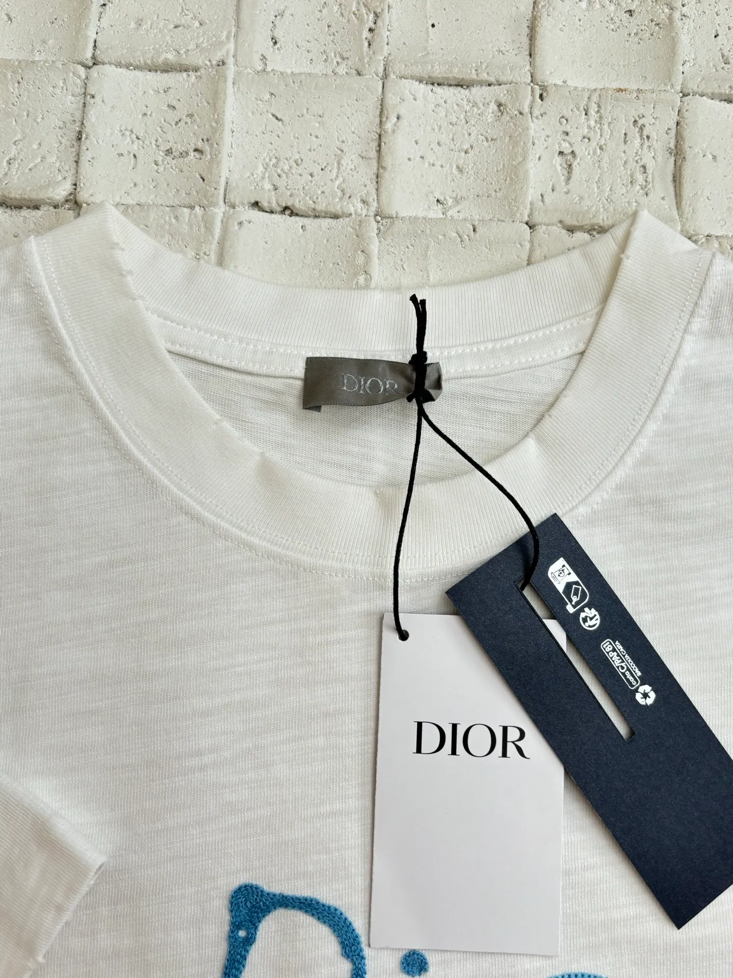 🅿️280 Dio*/Dior 25 new spring and summer short-sleeved T-shirt with letter embroidery logo. Customized 32 pieces of 280g combed fabric. The original thread is designed with letter logo embroidery technology. It is simple and elegant, easy and versatile. The classic silhouette is matched with a ribbed round collar, sleeves and hem embellishment to enhance the style. Casual tailoring, can be paired with bottoms of the same season to create a fashionable look. Size: S/M/L/XL