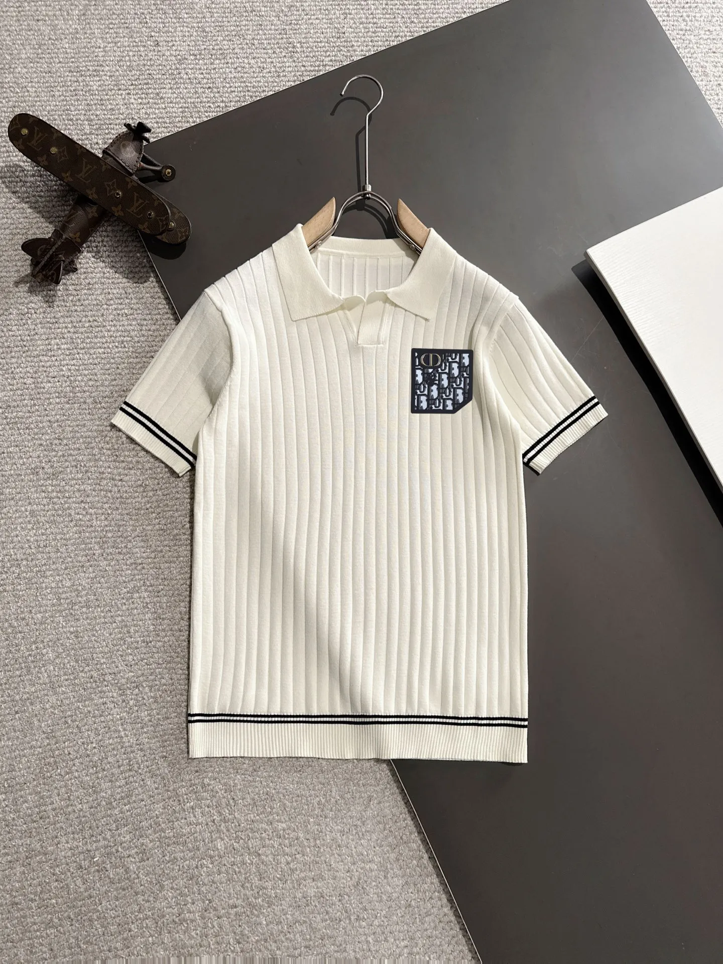 🅿️320 shipped next day. High quality Dior 2025 spring and summer new men's lapel short-sleeved T-shirt. Made of combed cotton yarn knitted cotton fabric. Pure cotton high-weight special yarn. It feels full when weighed. The upper body is also more textured than ordinary T-shirts. This texture can cope with the weather easily and is suitable for both hot and cold! The pattern on the chest adopts three-dimensional embroidery technology, and is perfectly produced stitch by stitch with reference to the original version! Loose fit design, looks noble. Size: M to XXXL