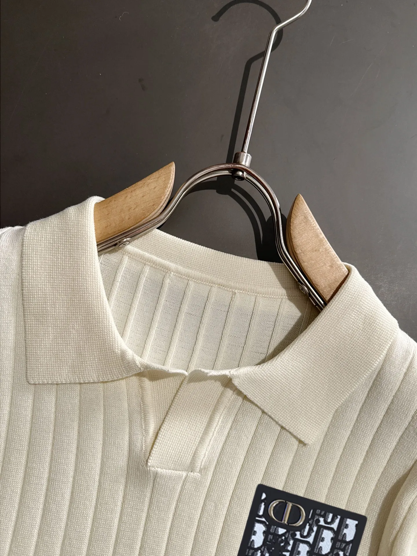 🅿️320 shipped next day. High quality Dior 2025 spring and summer new men's lapel short-sleeved T-shirt. Made of combed cotton yarn knitted cotton fabric. Pure cotton high-weight special yarn. It feels full when weighed. The upper body is also more textured than ordinary T-shirts. This texture can cope with the weather easily and is suitable for both hot and cold! The pattern on the chest adopts three-dimensional embroidery technology, and is perfectly produced stitch by stitch with reference to the original version! Loose fit design, looks noble. Size: M to XXXL