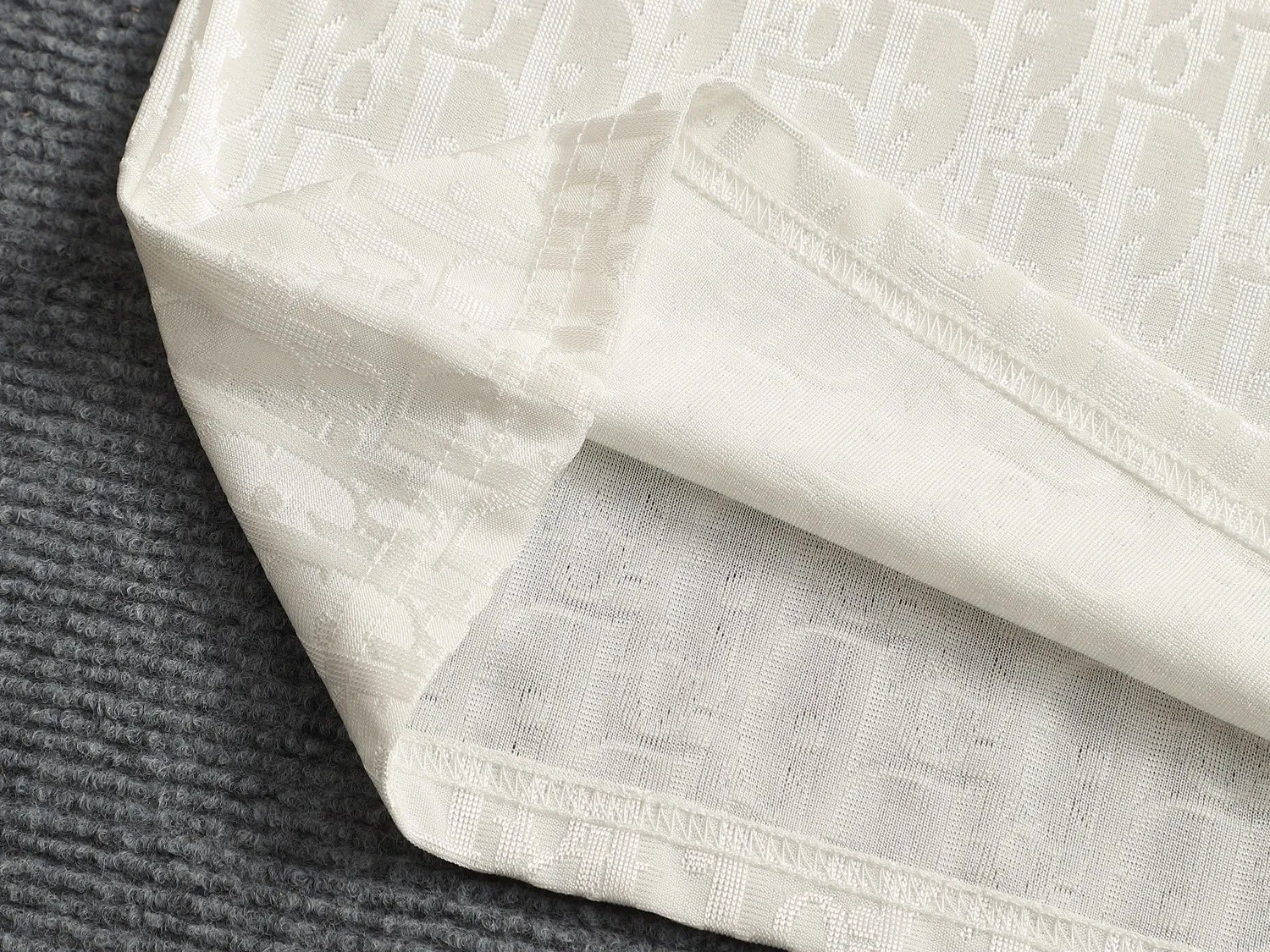 🅿️170 Doir Dior micro-wide version XS-L new exclusive limited edition 25 years of the latest and top-notch full printed logo dark pattern towel embroidered letter logo plaid patch on the back of both sleeves exquisite heavy craftsmanship As the leader in the luxury world, 280g washed fabric T-shirts, D family is well-deserved. The first thing that catches the eye on the piece I am going to talk about today is the two loose and comfortable styles~~The ribbed round neck is the best modification of its version, while B family has the upper body LOGO listed on the front, and the unique pin design uses a color matching design to highlight the texture! Cow Black and white, the most traditional modification method and the simplest color scale contrast form the strongest and direct contrast, and this is often the most concise and clear minimalist modification method~~A nostalgic classic atmosphere also spreads in this work inadvertently! ! Coupled with the blessing of pure cotton material, both the upper body comfort and the existence are unparalleled. It can be said to be a must-have companion in summer. The excellent breathability and comfortable wearing feeling are unparalleled~ Recommended! ! Size: XS S M L Color: Black White Navy Size Chart: