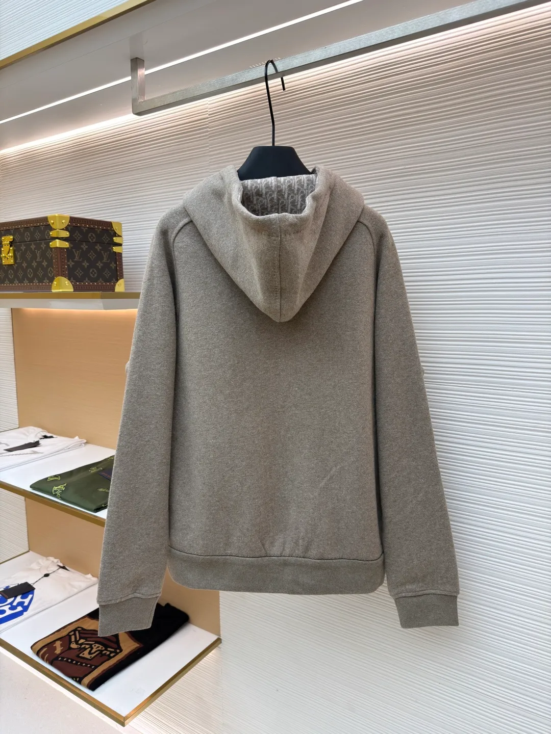 Dior presbyopic wool cashmere hooded turtleneck cardigan jacket ●Original version: Purchased and developed for 37999 ●Item number: 1680895-D15 ●Fabric: wool cashmere fabric ●Technology: Jacquard texture production ●Version: fitted version ●Weight: about 1070 grams ●Size: S-M-L-XL ●Description: The fabric is made of cashmere fabric, containing 50% wool and pure cotton, with original hemming inside, jacquard letters, integrated design. One side has a solid color logo, and the spliced side has a classic presbyopia. It can be worn on both sides to change the style at any time. Customized imported velvet imported machine weaving, the material is conscientious and full of high-end texture. It is comfortable to wear and skin-friendly. It is made by a large factory and has perfect details and texture. The fabric is made of imported cashmere yarn. New product for early autumn! Hot style return! New version of dropped shoulder design High-grade navy blue presbyopic logo zipper cashmere jacket. Reversible. The letter jacquard texture on the back is luxurious and handsome. The hooded design is fashionable and advanced. The classic version does not make people look slimmer. Highly recommended! The overall wiring is straight and delicate, the fabric is comfortable and soft, and the color is consistent without color difference. It can be matched with the same style to create a fashionable look and control various occasions. Customized accessories, complete with three standards, same style for men and women!