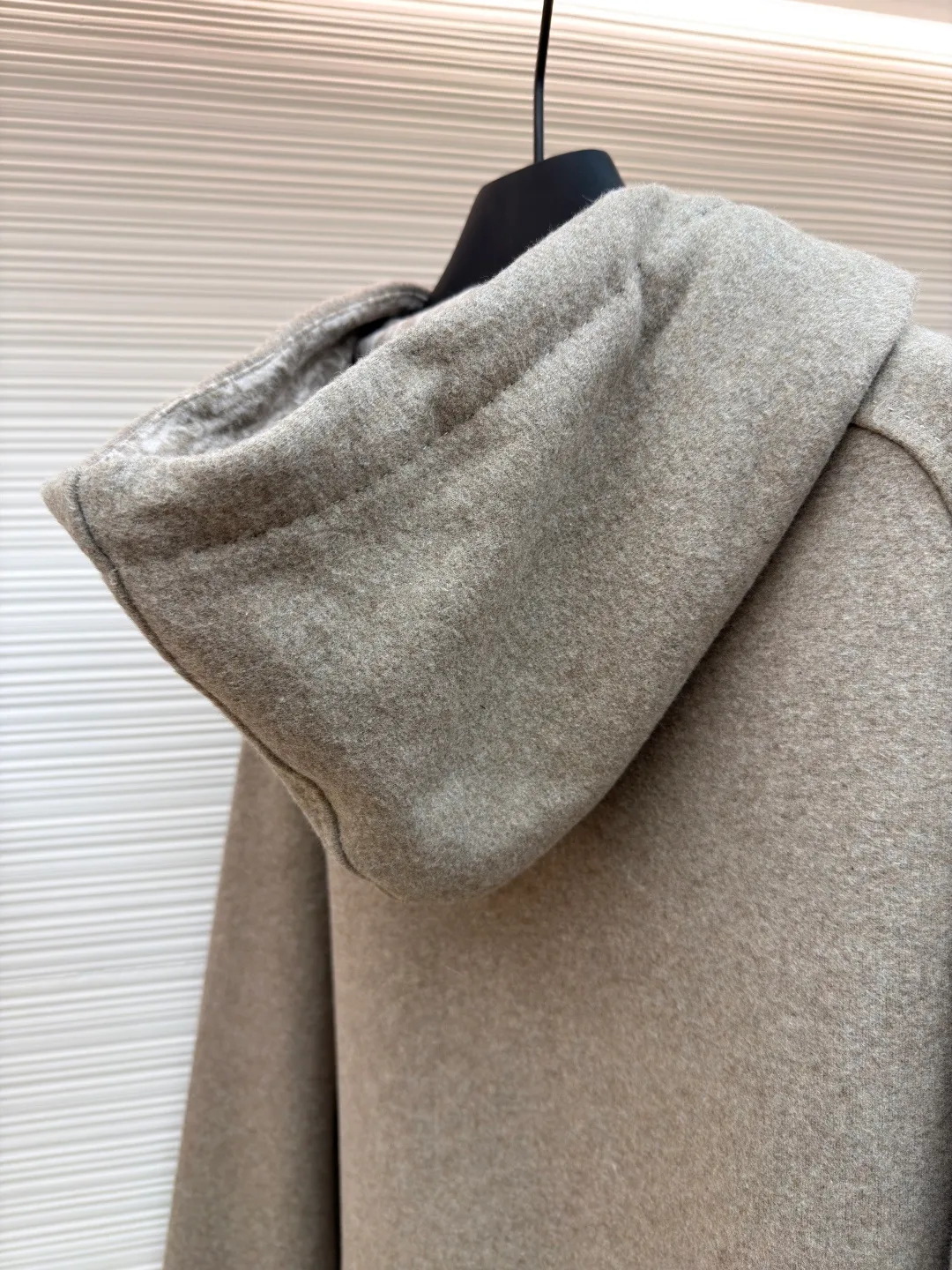 Dior presbyopic wool cashmere hooded turtleneck cardigan jacket ●Original version: Purchased and developed for 37999 ●Item number: 1680895-D15 ●Fabric: wool cashmere fabric ●Technology: Jacquard texture production ●Version: fitted version ●Weight: about 1070 grams ●Size: S-M-L-XL ●Description: The fabric is made of cashmere fabric, containing 50% wool and pure cotton, with original hemming inside, jacquard letters, integrated design. One side has a solid color logo, and the spliced side has a classic presbyopia. It can be worn on both sides to change the style at any time. Customized imported velvet imported machine weaving, the material is conscientious and full of high-end texture. It is comfortable to wear and skin-friendly. It is made by a large factory and has perfect details and texture. The fabric is made of imported cashmere yarn. New product for early autumn! Hot style return! New version of dropped shoulder design High-grade navy blue presbyopic logo zipper cashmere jacket. Reversible. The letter jacquard texture on the back is luxurious and handsome. The hooded design is fashionable and advanced. The classic version does not make people look slimmer. Highly recommended! The overall wiring is straight and delicate, the fabric is comfortable and soft, and the color is consistent without color difference. It can be matched with the same style to create a fashionable look and control various occasions. Customized accessories, complete with three standards, same style for men and women!