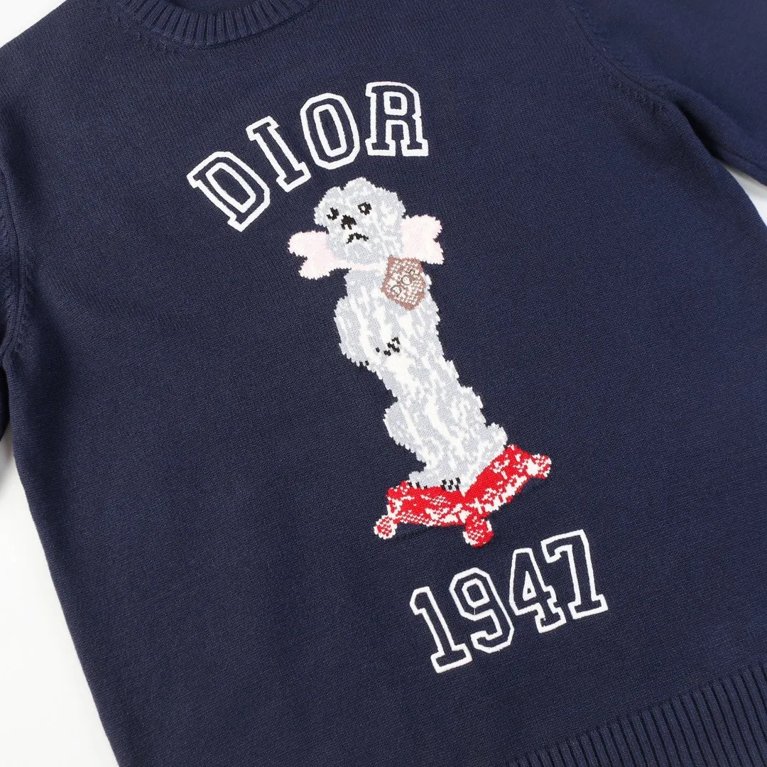 🅿️380 DIOR/Dior 24ss animal pattern jacquard round neck casual long-sleeved sweater Christan Diro is a famous French high-priced luxury brand. Dior House was founded by French fashion designer Christian Dior and is headquartered in Paris. Since its founding in 1946, Diro has been synonymous with luxury and elegance. Whether it is fashion, cosmetics or other products, Christian Dior has always been at the top of the fashion world. The reason why Dior can become a classic is not only its innovative and elegant design, but also the cultivation of many outstanding young designers. Color: navy blue beige size: S M L