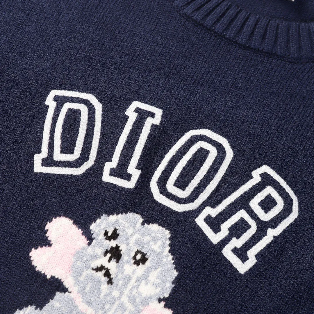 🅿️380 DIOR/Dior 24ss animal pattern jacquard round neck casual long-sleeved sweater Christan Diro is a famous French high-priced luxury brand. Dior House was founded by French fashion designer Christian Dior and is headquartered in Paris. Since its founding in 1946, Diro has been synonymous with luxury and elegance. Whether it is fashion, cosmetics or other products, Christian Dior has always been at the top of the fashion world. The reason why Dior can become a classic is not only its innovative and elegant design, but also the cultivation of many outstanding young designers. Color: navy blue beige size: S M L