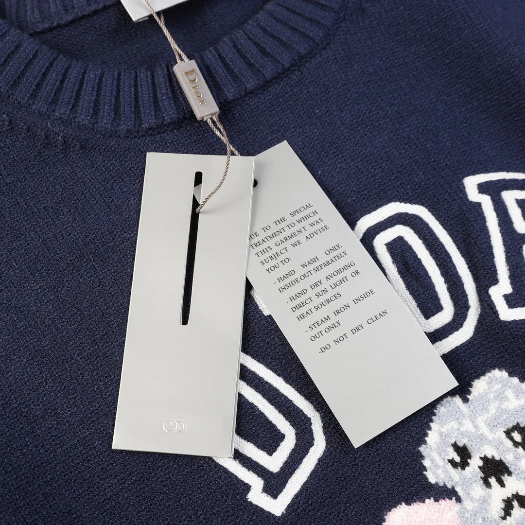 🅿️380 DIOR/Dior 24ss animal pattern jacquard round neck casual long-sleeved sweater Christan Diro is a famous French high-priced luxury brand. Dior House was founded by French fashion designer Christian Dior and is headquartered in Paris. Since its founding in 1946, Diro has been synonymous with luxury and elegance. Whether it is fashion, cosmetics or other products, Christian Dior has always been at the top of the fashion world. The reason why Dior can become a classic is not only its innovative and elegant design, but also the cultivation of many outstanding young designers. Color: navy blue beige size: S M L