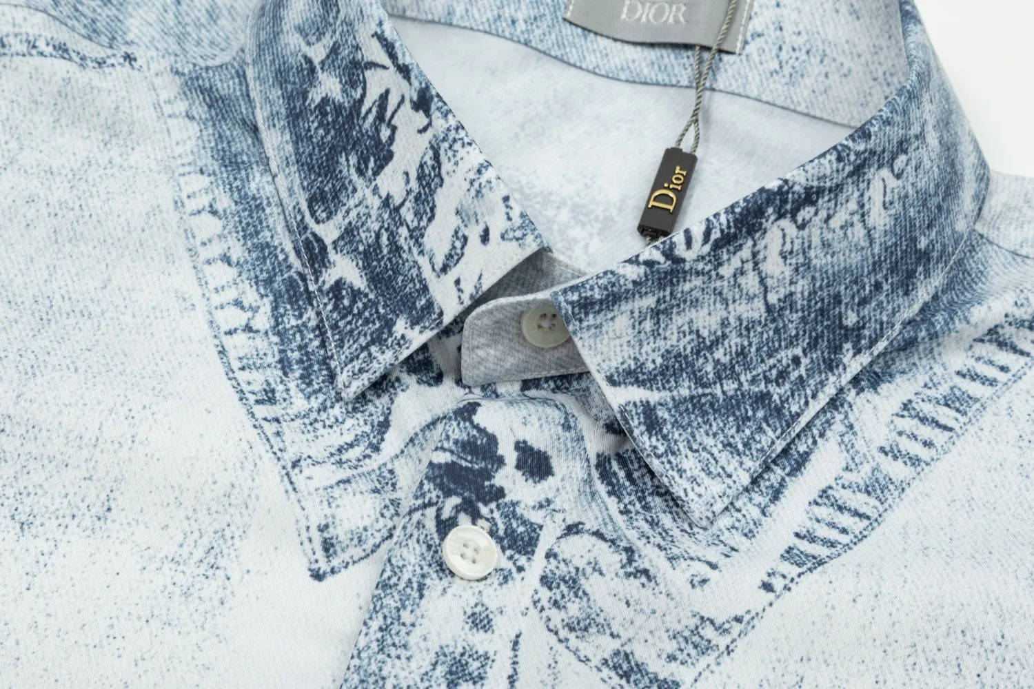 🅿️286 DIOR Dior hot style is coming Jay Chou's same style light blue distressed denim digitally printed long-sleeved shirt 2024ss official website new long-sleeved shirt shirt, exquisitely printed logo high-end version, custom-made fabrics at the counter. Highly breathable and comfortable, exquisitely crafted, with impeccable detail processing, custom-made logo engraved buttons, and three complete labels. Brand element design concept reflects high quality. It feels delicate and soft! It presents a casual cut and the upper body shape is great! Size: M-XXL