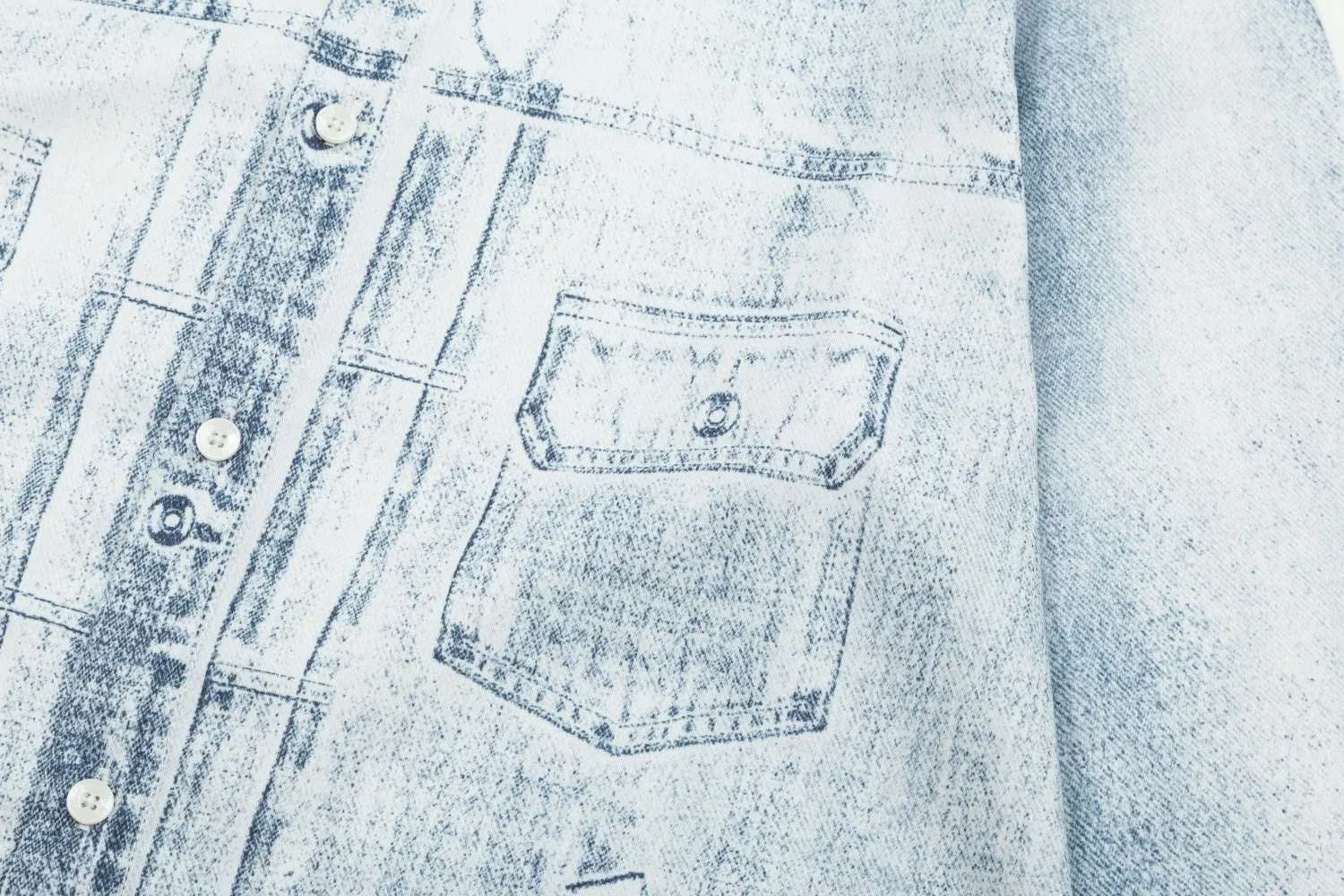 🅿️286 DIOR Dior hot style is coming Jay Chou's same style light blue distressed denim digitally printed long-sleeved shirt 2024ss official website new long-sleeved shirt shirt, exquisitely printed logo high-end version, custom-made fabrics at the counter. Highly breathable and comfortable, exquisitely crafted, with impeccable detail processing, custom-made logo engraved buttons, and three complete labels. Brand element design concept reflects high quality. It feels delicate and soft! It presents a casual cut and the upper body shape is great! Size: M-XXL