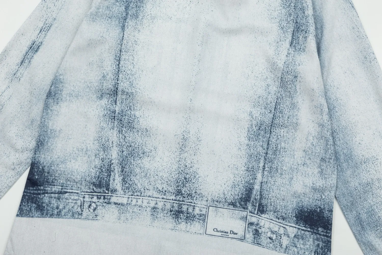 🅿️286 DIOR Dior hot style is coming Jay Chou's same style light blue distressed denim digitally printed long-sleeved shirt 2024ss official website new long-sleeved shirt shirt, exquisitely printed logo high-end version, custom-made fabrics at the counter. Highly breathable and comfortable, exquisitely crafted, with impeccable detail processing, custom-made logo engraved buttons, and three complete labels. Brand element design concept reflects high quality. It feels delicate and soft! It presents a casual cut and the upper body shape is great! Size: M-XXL