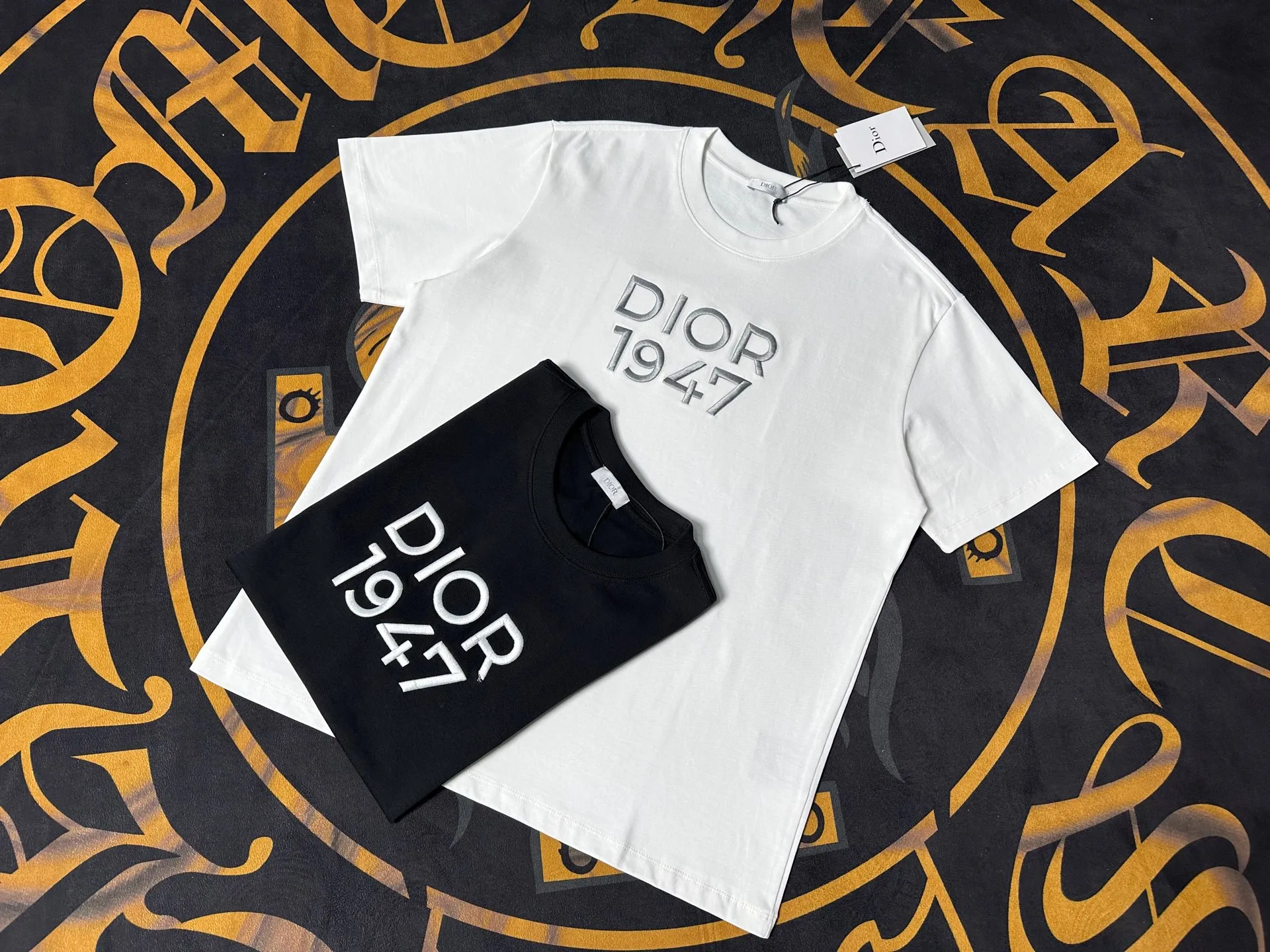 🅿️200 Exquisite upgrade of Dior LOGO, inspired by the retro of the 1980s. Original fabric. Official same style. Short-sleeved T-shirt. Customized fabric. Fabric dyed in the same vat. Very comfortable to the touch. Latest brick cabinet synchronization for spring and summer. Fashionable and personalized. Super versatile. Loose version is very suitable for both men and women. A must-have for everyone. Hang tag. Collar label. Washed wheat. Complete with three labels. Color: black white.