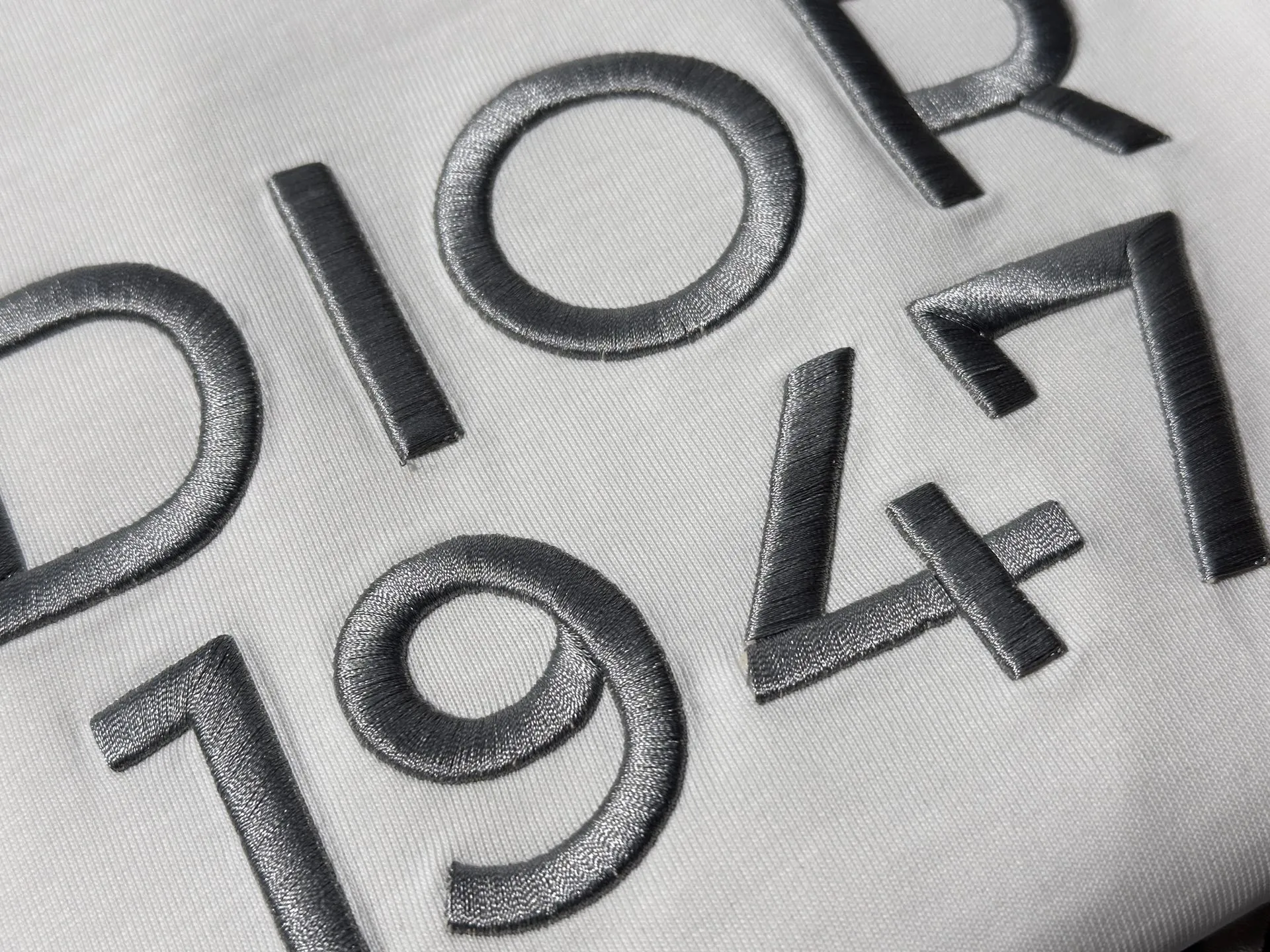 🅿️200 Exquisite upgrade of Dior LOGO, inspired by the retro of the 1980s. Original fabric. Official same style. Short-sleeved T-shirt. Customized fabric. Fabric dyed in the same vat. Very comfortable to the touch. Latest brick cabinet synchronization for spring and summer. Fashionable and personalized. Super versatile. Loose version is very suitable for both men and women. A must-have for everyone. Hang tag. Collar label. Washed wheat. Complete with three labels. Color: black white.