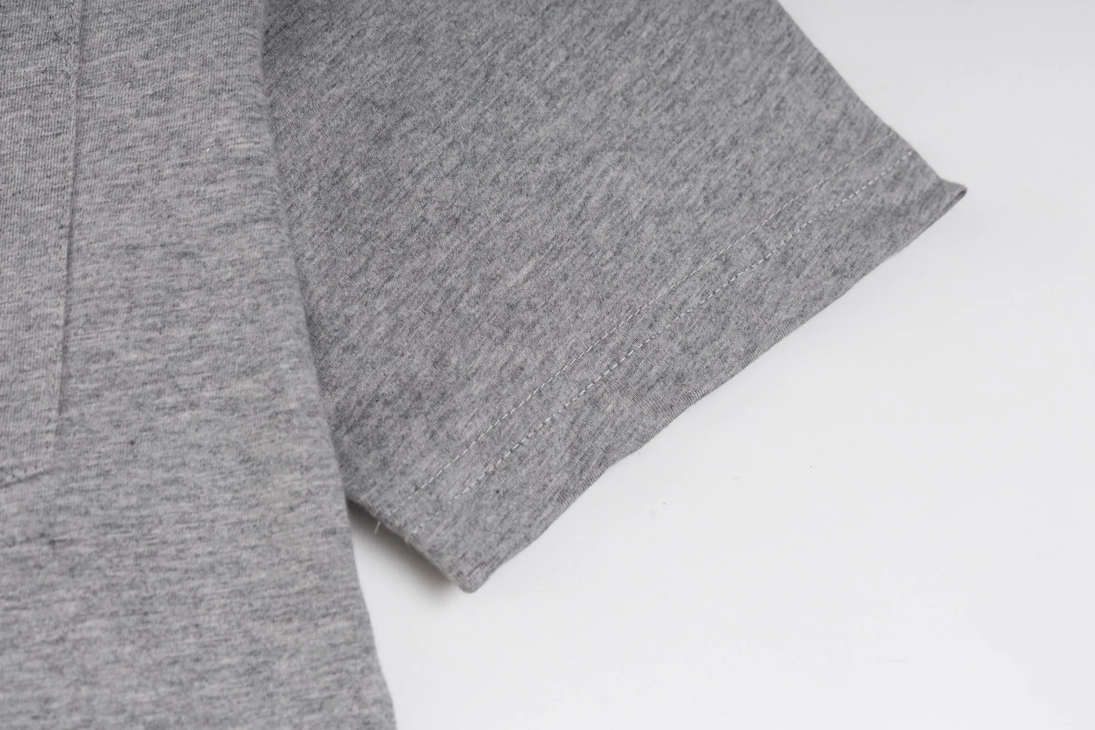 🅿️270 [Exclusive supply] CD Love Pocket Embroidered Short Sleeves (Gray) The fabric is made of 24S 185g special woven compact cotton fabric, and the rib is made of 32S 300g double yarn rib. New for the 2025 Winter Men's Collection, this T-shirt is decorated with archive-inspired embroidery of love as a tribute to heritage. Crafted from white cotton jersey with a ribbed crew neck. The regular fit pairs easily with tailored trousers and oversized jeans. It is woven with 24-count special compact cotton yarn. The weaving process requires high standards and requires the use of advanced looms and high-quality raw materials. Specially woven compact cotton has many advantages, such as softness and comfort, good breathability, strong wrinkle resistance, good durability, etc.; it has a tighter, softer and more delicate texture and feel. Add exquisite details to soft fabrics through embroidery to enhance the sense of luxury; the needle-stitch embroidery process has unique style and characteristics. The number of times the stitches are repeated highlights the layering and delicacy. Needle embroidery can achieve very fine details, and the work has a strong sense of line and three-dimensionality. Size:XS-S-M-L