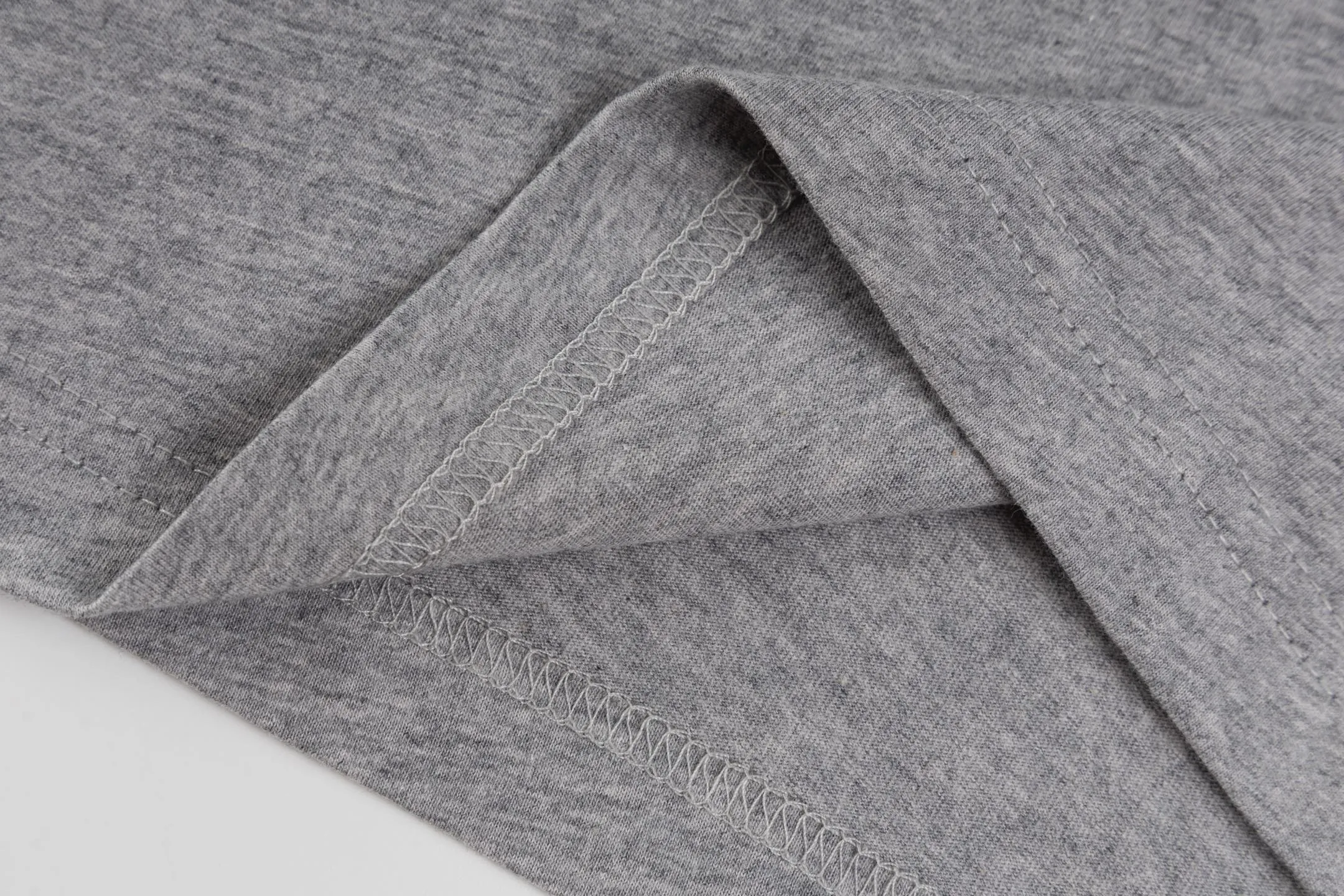🅿️270 [Exclusive supply] CD Love Pocket Embroidered Short Sleeves (Gray) The fabric is made of 24S 185g special woven compact cotton fabric, and the rib is made of 32S 300g double yarn rib. New for the 2025 Winter Men's Collection, this T-shirt is decorated with archive-inspired embroidery of love as a tribute to heritage. Crafted from white cotton jersey with a ribbed crew neck. The regular fit pairs easily with tailored trousers and oversized jeans. It is woven with 24-count special compact cotton yarn. The weaving process requires high standards and requires the use of advanced looms and high-quality raw materials. Specially woven compact cotton has many advantages, such as softness and comfort, good breathability, strong wrinkle resistance, good durability, etc.; it has a tighter, softer and more delicate texture and feel. Add exquisite details to soft fabrics through embroidery to enhance the sense of luxury; the needle-stitch embroidery process has unique style and characteristics. The number of times the stitches are repeated highlights the layering and delicacy. Needle embroidery can achieve very fine details, and the work has a strong sense of line and three-dimensionality. Size:XS-S-M-L