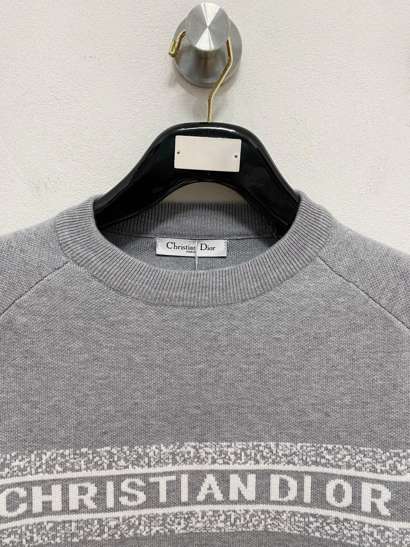 🅿️440 Dior crew neck sweater, made of wool blended yarn, has good warmth retention, fluffy and soft, doubles skin care, giving you a lightweight wearing experience. High-quality natural fibers ensure high-quality life. The whole piece adopts solid color single-sided craftsmanship, leaving loose space when fit, solid color plain weave, neat texture, solid color design, durable and high-end. The workmanship is meticulous, fashionable and versatile. The reverse shoulder design is simple and comfortable. At the same time, it uses counter stitching to highlight the quality in the details, making the temperament more low-key, restrained, calm and stylish, and better showing the clean and tidy side of successful men. The collar, cuffs, and hem are made of dense rib weaving, which is tight and elastic, not easy to deform, and highlights the details and texture. Whether worn alone or layered, it can not only give you a warm feeling, but also give you a sophisticated sense of fashion.      Size: M-XXXL