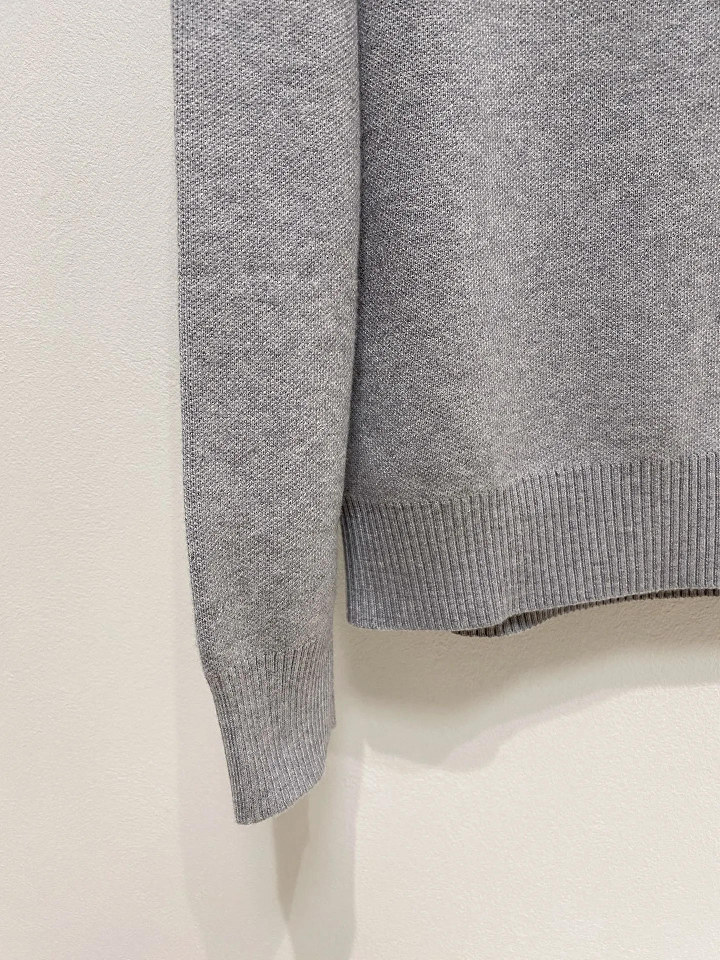 🅿️440 Dior crew neck sweater, made of wool blended yarn, has good warmth retention, fluffy and soft, doubles skin care, giving you a lightweight wearing experience. High-quality natural fibers ensure high-quality life. The whole piece adopts solid color single-sided craftsmanship, leaving loose space when fit, solid color plain weave, neat texture, solid color design, durable and high-end. The workmanship is meticulous, fashionable and versatile. The reverse shoulder design is simple and comfortable. At the same time, it uses counter stitching to highlight the quality in the details, making the temperament more low-key, restrained, calm and stylish, and better showing the clean and tidy side of successful men. The collar, cuffs, and hem are made of dense rib weaving, which is tight and elastic, not easy to deform, and highlights the details and texture. Whether worn alone or layered, it can not only give you a warm feeling, but also give you a sophisticated sense of fashion.      Size: M-XXXL