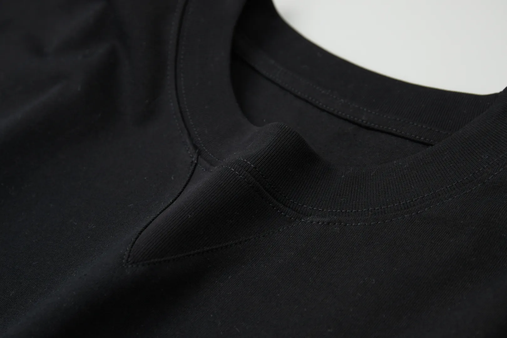 🅿️210 ✨DIO✨🆕25SS early spring new color letter direct spray short sleeves light luxury essential item for daily commuting for men and women correct version welcome to compare detailed features · 260g 100% pure cotton double yarn jersey fabric · Custom dyed in the same cylinder, special thickening 32 double-strand 1X1 threads · Imported digital Kangli direct spray printing · Double-needle cross-stitching technology + V-shaped neckline · Original main mark, washed tag, branded moisture-proof paper packaging Color: black/brown/white Size: S/M/L/XL