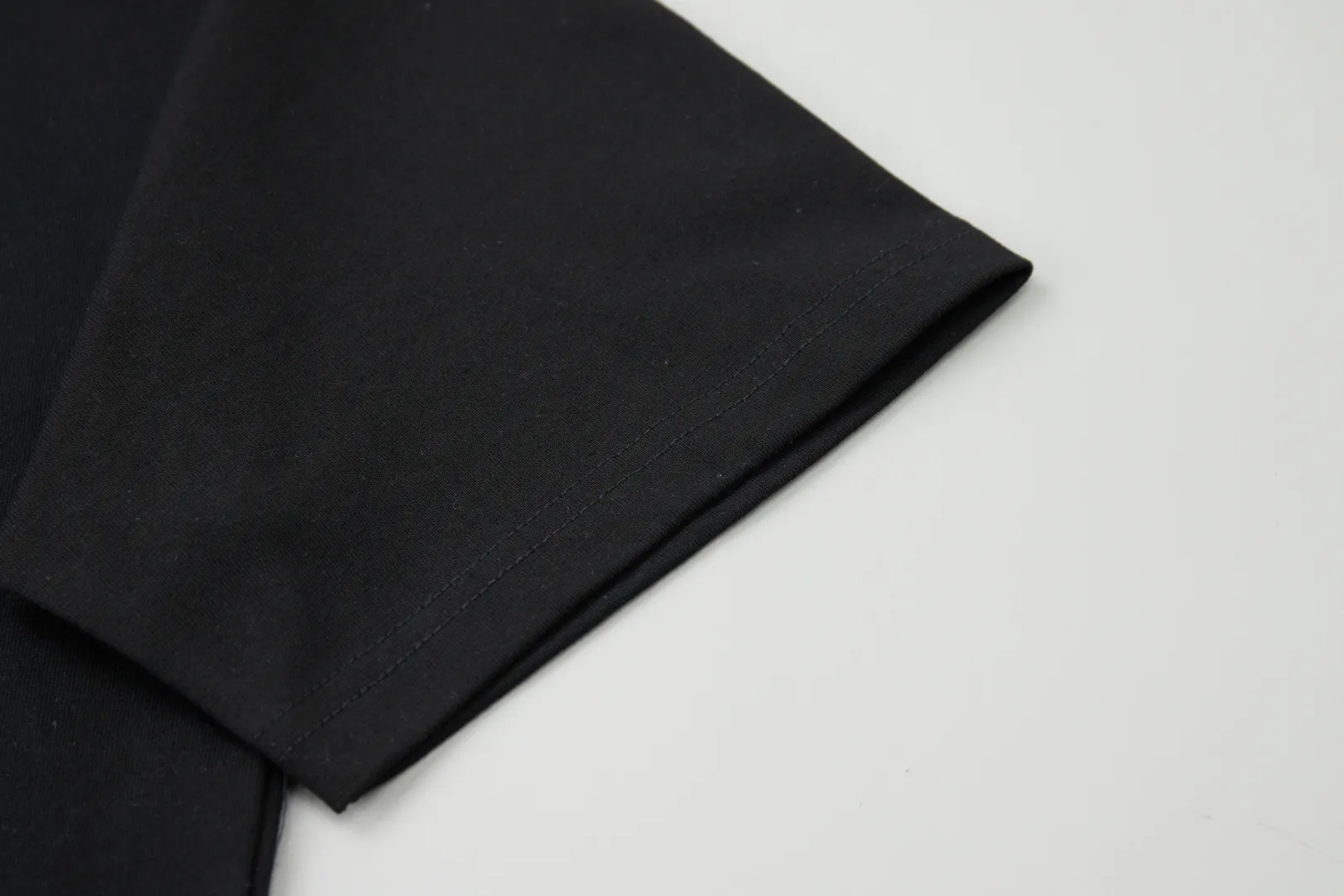 🅿️210 ✨DIO✨🆕25SS early spring new color letter direct spray short sleeves light luxury essential item for daily commuting for men and women correct version welcome to compare detailed features · 260g 100% pure cotton double yarn jersey fabric · Custom dyed in the same cylinder, special thickening 32 double-strand 1X1 threads · Imported digital Kangli direct spray printing · Double-needle cross-stitching technology + V-shaped neckline · Original main mark, washed tag, branded moisture-proof paper packaging Color: black/brown/white Size: S/M/L/XL