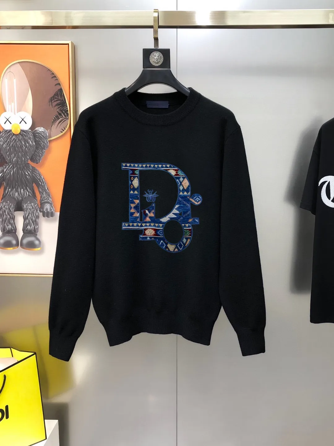 🅿️240 【DIOR】Autumn and winter classic round neck pullover sweater, in full condition! ! ! Wool blended fabric, the latest model in 2025, golden ratio! ! Slim-fitting soft gold, versatile and practical item, the combination and practicality are extremely powerful, simple and elegant, and classy! To create your own style, it is highly recommended to buy it in two colors. The standard slim fit tailoring process is suitable for both young and old men. It is knitted from wool and will not cause any discomfort! While keeping warm, it is stylish, textured and wearable, and the classic logo with contrasting colors on the chest feels in place! ! Recommended for regular customers! ! Size M-3XL (maximum wear: 190 pounds)