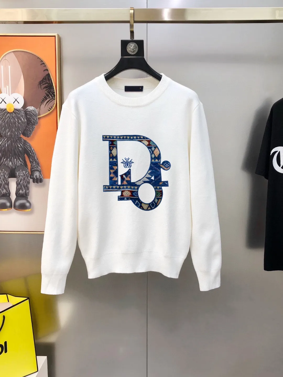 🅿️240 【DIOR】Autumn and winter classic round neck pullover sweater, in full condition! ! ! Wool blended fabric, the latest model in 2025, golden ratio! ! Slim-fitting soft gold, versatile and practical item, the combination and practicality are extremely powerful, simple and elegant, and classy! To create your own style, it is highly recommended to buy it in two colors. The standard slim fit tailoring process is suitable for both young and old men. It is knitted from wool and will not cause any discomfort! While keeping warm, it is stylish, textured and wearable, and the classic logo with contrasting colors on the chest feels in place! ! Recommended for regular customers! ! Size M-3XL (maximum wear: 190 pounds)