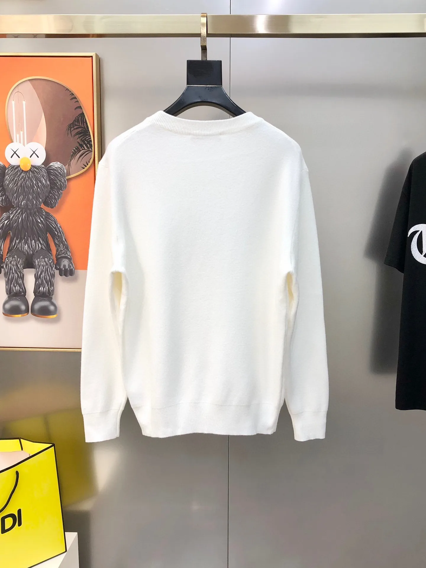 🅿️240 【DIOR】Autumn and winter classic round neck pullover sweater, in full condition! ! ! Wool blended fabric, the latest model in 2025, golden ratio! ! Slim-fitting soft gold, versatile and practical item, the combination and practicality are extremely powerful, simple and elegant, and classy! To create your own style, it is highly recommended to buy it in two colors. The standard slim fit tailoring process is suitable for both young and old men. It is knitted from wool and will not cause any discomfort! While keeping warm, it is stylish, textured and wearable, and the classic logo with contrasting colors on the chest feels in place! ! Recommended for regular customers! ! Size M-3XL (maximum wear: 190 pounds)