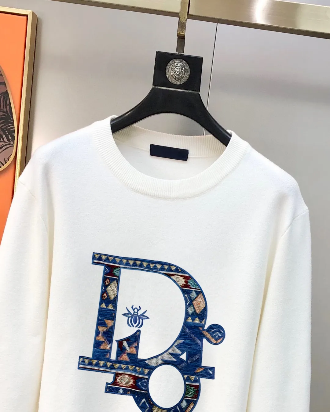 🅿️240 【DIOR】Autumn and winter classic round neck pullover sweater, in full condition! ! ! Wool blended fabric, the latest model in 2025, golden ratio! ! Slim-fitting soft gold, versatile and practical item, the combination and practicality are extremely powerful, simple and elegant, and classy! To create your own style, it is highly recommended to buy it in two colors. The standard slim fit tailoring process is suitable for both young and old men. It is knitted from wool and will not cause any discomfort! While keeping warm, it is stylish, textured and wearable, and the classic logo with contrasting colors on the chest feels in place! ! Recommended for regular customers! ! Size M-3XL (maximum wear: 190 pounds)