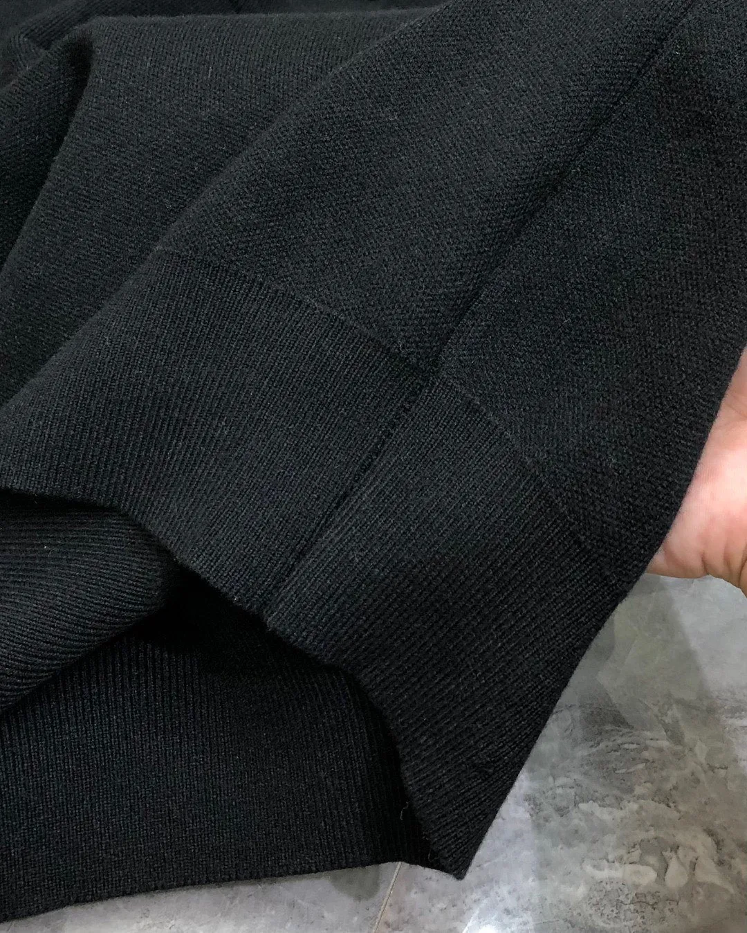 🅿️240 【DIOR】Autumn and winter classic round neck pullover sweater, in full condition! ! ! Wool blended fabric, the latest model in 2025, golden ratio! ! Slim-fitting soft gold, versatile and practical item, the combination and practicality are extremely powerful, simple and elegant, and classy! To create your own style, it is highly recommended to buy it in two colors. The standard slim fit tailoring process is suitable for both young and old men. It is knitted from wool and will not cause any discomfort! While keeping warm, it is stylish, textured and wearable, and the classic logo with contrasting colors on the chest feels in place! ! Recommended for regular customers! ! Size M-3XL (maximum wear: 190 pounds)