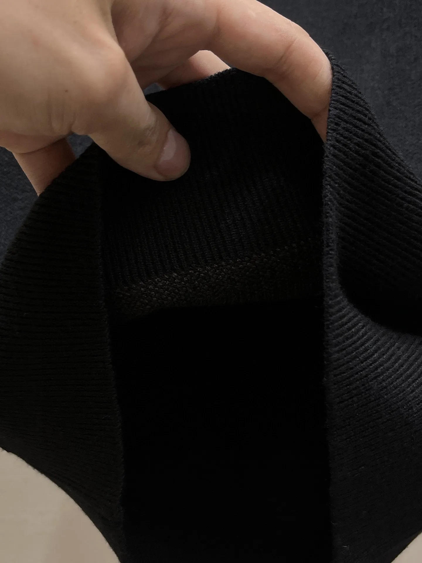 🅿️240 【DIOR】Autumn and winter classic round neck pullover sweater, in full condition! ! ! Wool blended fabric, the latest model in 2025, golden ratio! ! Slim-fitting soft gold, versatile and practical item, the combination and practicality are extremely powerful, simple and elegant, and classy! To create your own style, it is highly recommended to buy it in two colors. The standard slim fit tailoring process is suitable for both young and old men. It is knitted from wool and will not cause any discomfort! While keeping warm, it is stylish, textured and wearable, and the classic logo with contrasting colors on the chest feels in place! ! Recommended for regular customers! ! Size M-3XL (maximum wear: 190 pounds)