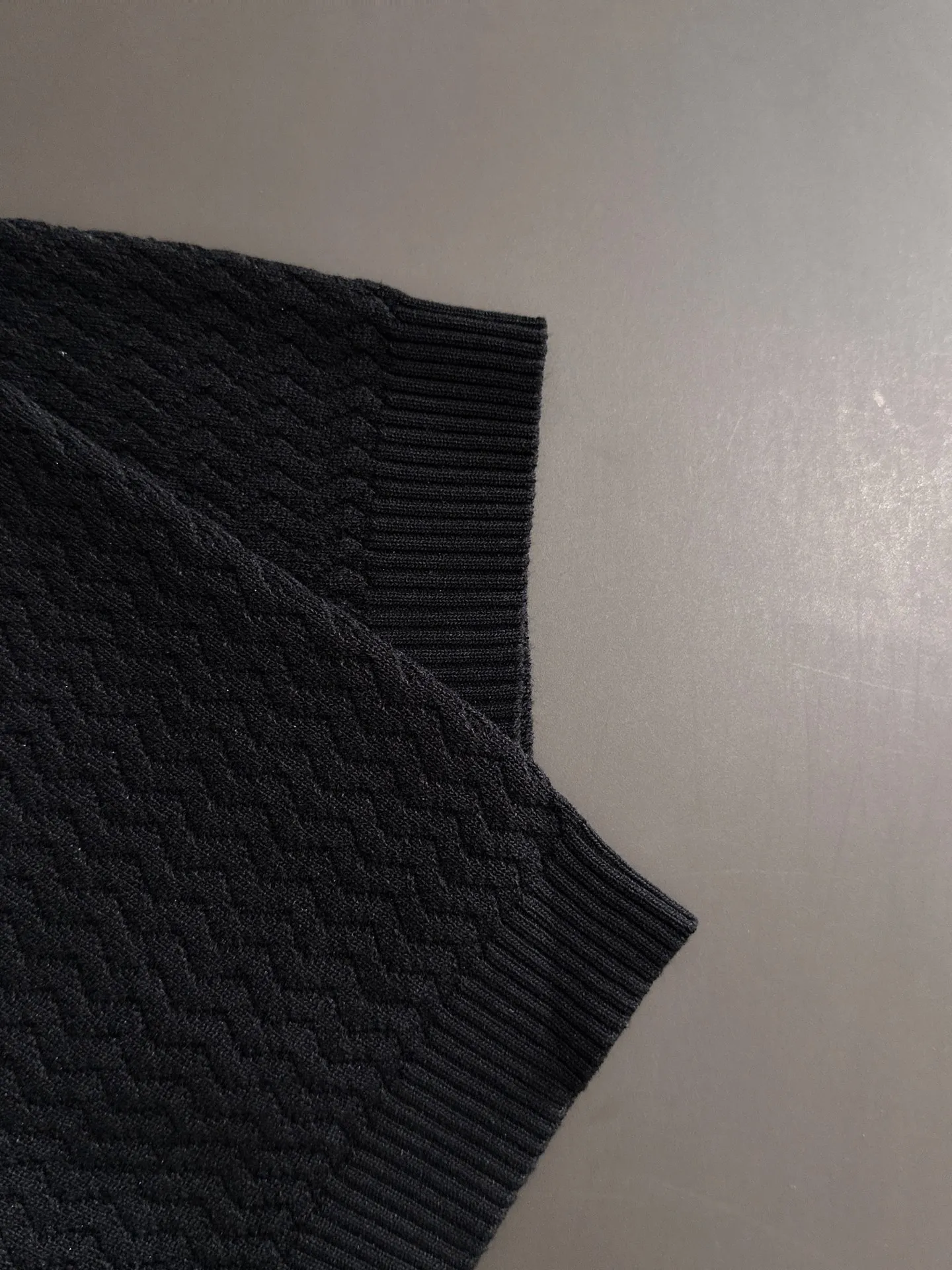 🅿️320 shipped next day. High-quality Dior 2025 spring and summer new men's lapel short-sleeved T-shirt. Made of combed cotton yarn knitted cotton fabric. Pure cotton high-weight special yarn. It feels heavy when weighed. The upper body is also more textured than ordinary T-shirts. This texture can cope with the weather easily and is suitable for both hot and cold! The pattern on the chest adopts three-dimensional embroidery technology, and is perfectly produced stitch by stitch with reference to the original version! Loose fit design, looks noble. Size: M to XXXL