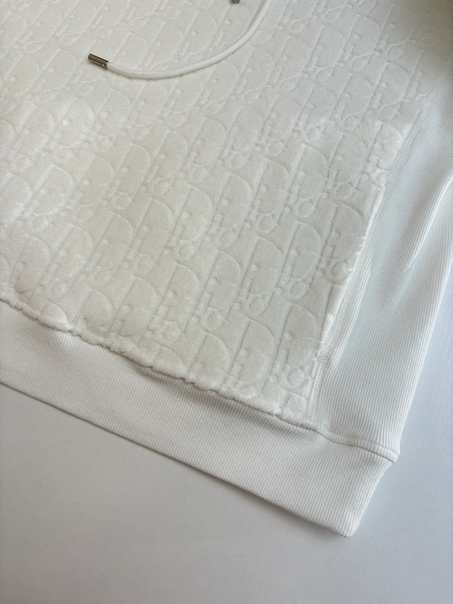 🅿️550 Dio*/Dior Obliave terry cotton hooded sweatshirt with all-over jacquard lettering. Customized Dior jacquard fabric. Soft to the touch and comfortable against the skin. Decorated with jacquard patterns of the same tone on the front. Delicately intertwined and dazzling. Like artistic brushstrokes gently swaying on a soft towel. Faint dark patterns highlight nobility and elegance. Size: S/M/L/XL