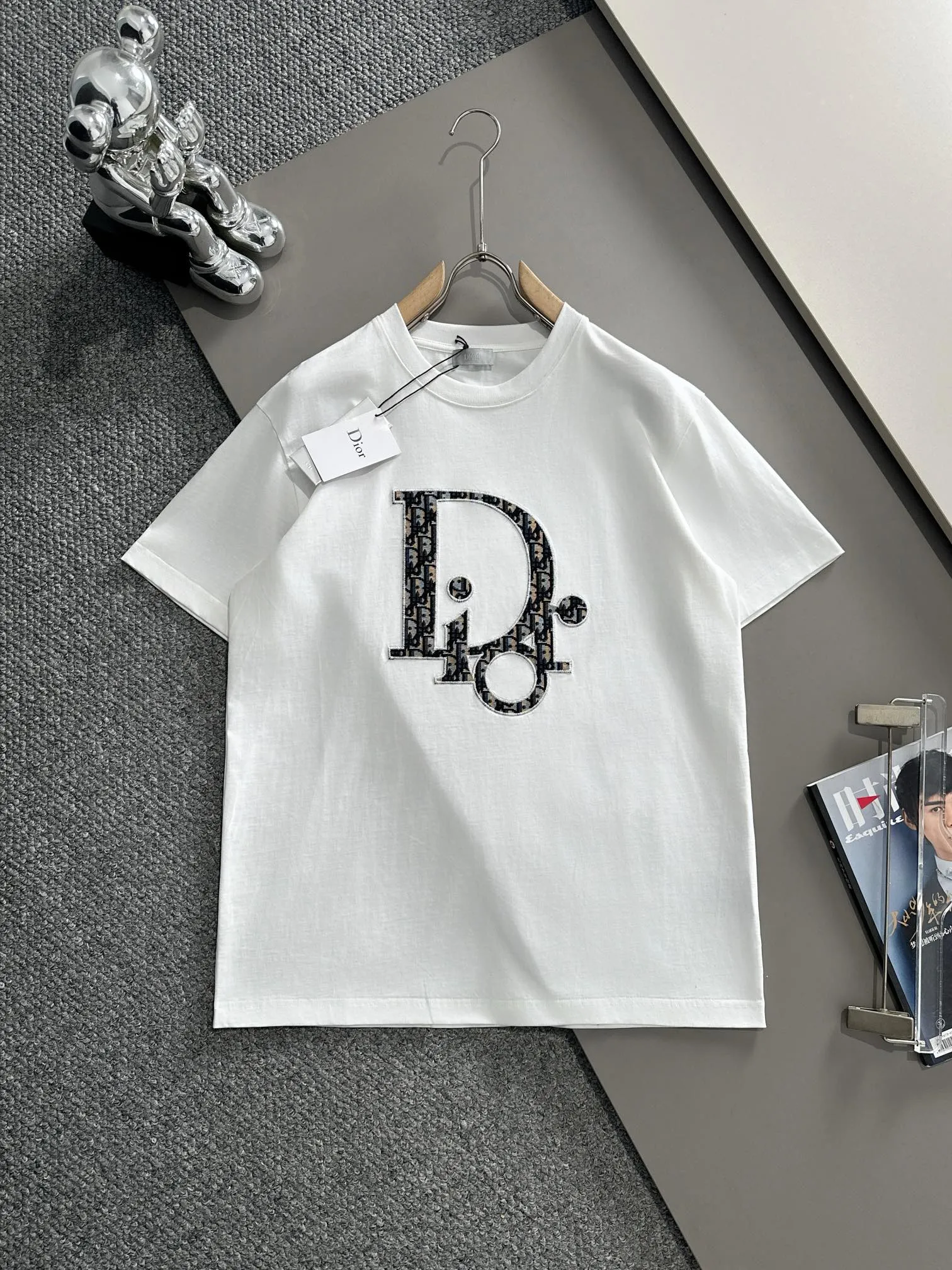 🅿️170 (arrives the next day) Dior 2025 new style patch embroidered letter logo, flocked foam stripes on the back, same style for men and women, short-sleeved T-shirt ·Customized 260g 100% double yarn pure cotton fabric ·Custom dyed 32 count double-strand thread ·Collar label, hangtag, main mark and three labels complete Color: White Size: XS S M L