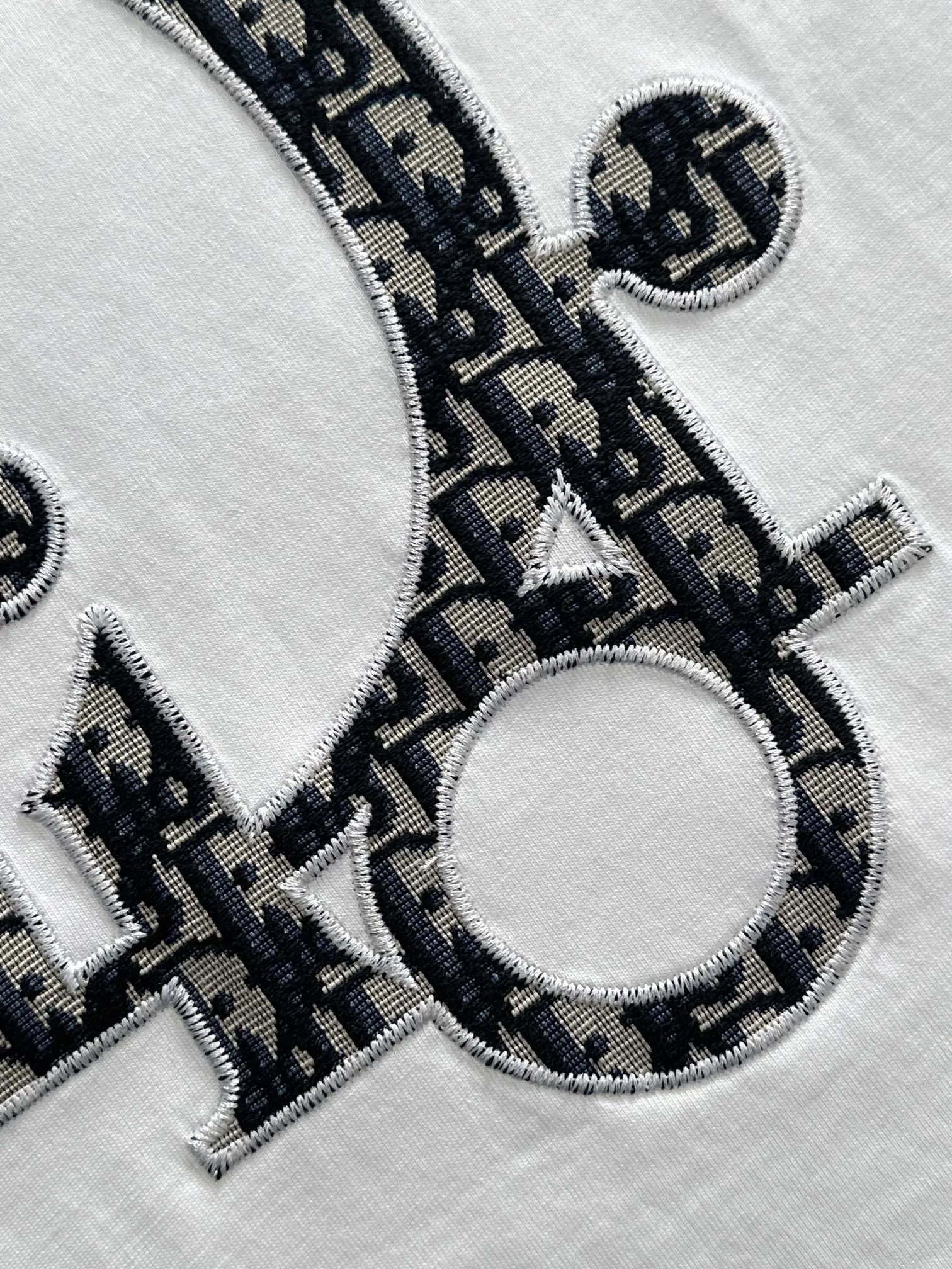 🅿️170 (arrives the next day) Dior 2025 new style patch embroidered letter logo, flocked foam stripes on the back, same style for men and women, short-sleeved T-shirt ·Customized 260g 100% double yarn pure cotton fabric ·Custom dyed 32 count double-strand thread ·Collar label, hangtag, main mark and three labels complete Color: White Size: XS S M L