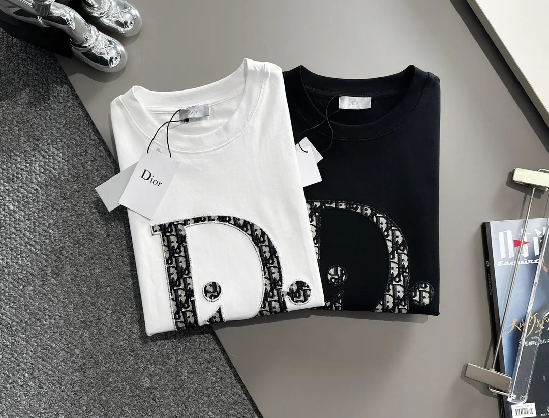 🅿️170 (arrives the next day) Dior 2025 new style patch embroidered letter logo, flocked foam stripes on the back, same style for men and women, short-sleeved T-shirt ·Customized 260g 100% double yarn pure cotton fabric ·Custom dyed 32 count double-strand thread ·Collar label, hangtag, main mark and three labels complete Color: White Size: XS S M L