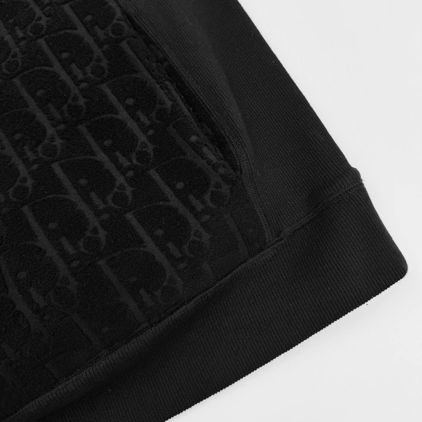 🅿️530 [Exclusive supply] CD all-over jacquard towel embroidered hooded sweatshirt (black). Original purchase and development of 17,500. The fabric is made of customized Dior jacquard fabric. It feels soft and comfortable against the skin. It is decorated with jacquard patterns of the same color on the front. It is delicately interwoven and dazzling. It is like artistic brushstrokes gently swaying on the soft towel. The looming dark lines highlight the nobility and elegance. Every detail exudes charm. Customized Dior jacquard fabrics form Oblique patterns through changes in warp and weft structures. The jacquard looms weave the jacquard fabrics before dyeing and finishing. The details are authentic, and ergonomic three-dimensional tailoring returns to traditional craftsmanship through segmentation, folding, shrinking, and stretching techniques. The so-called slow work produces fine work, which is respect for the material. The pursuit of feel. The workmanship is complicated and cumbersome. The time is slow. The loss is high, and the fabrics are washed. It has better hand feel and texture, is not easy to deform, shrink or fade, and maintains long-term beauty. Size:S-M-L-XL