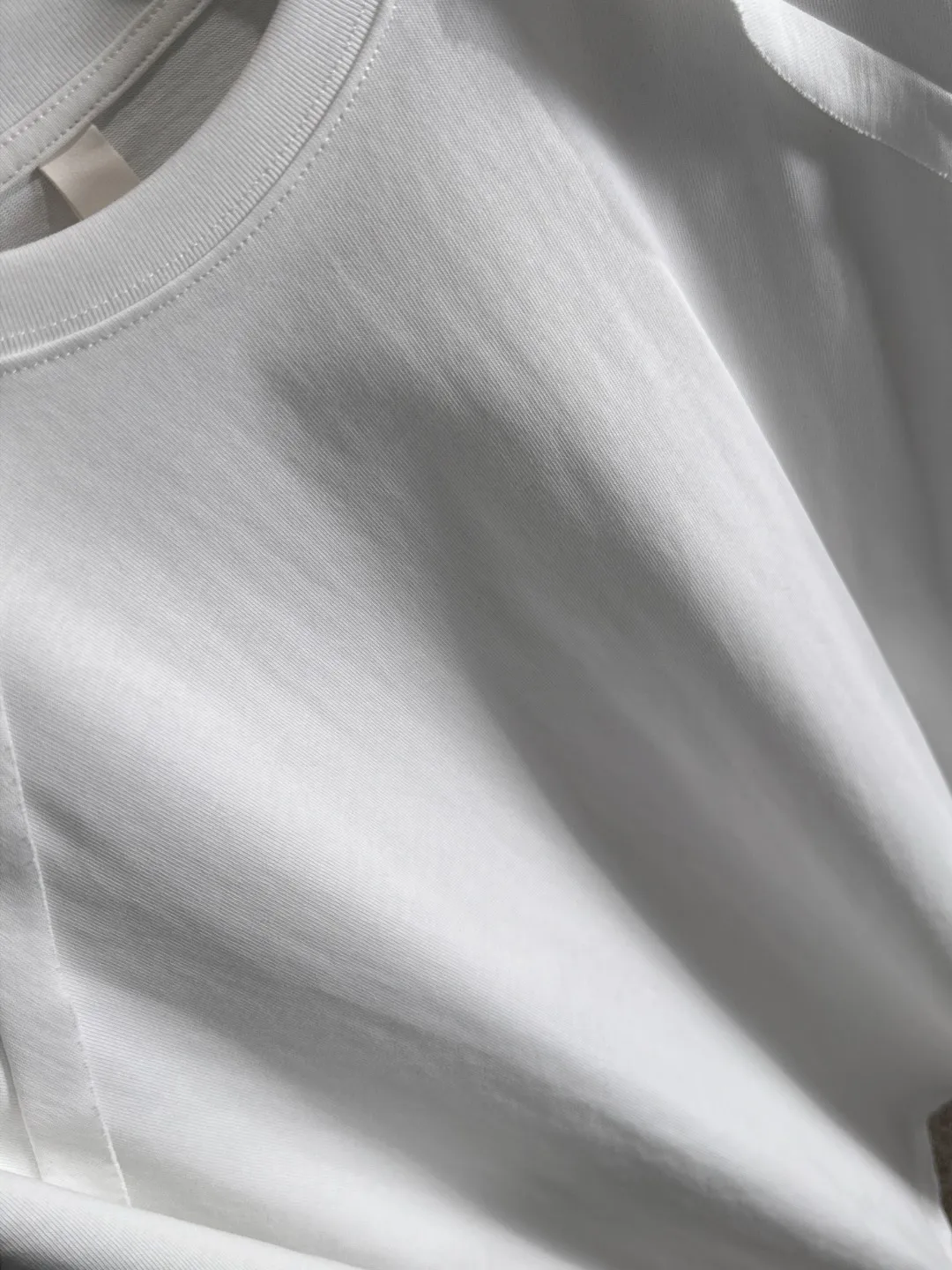 🅿️270 Shipped next day Dior 2025 summer new style (top quality, differentiated currency) The launch of short-sleeved special fabrics Summer catwalk style Exclusive style for men and women Made of imported custom dyed fabric Back neck chain bottom full shoulder bag No deformation or shrinkage when exposed to water SIZE: M to 3XL