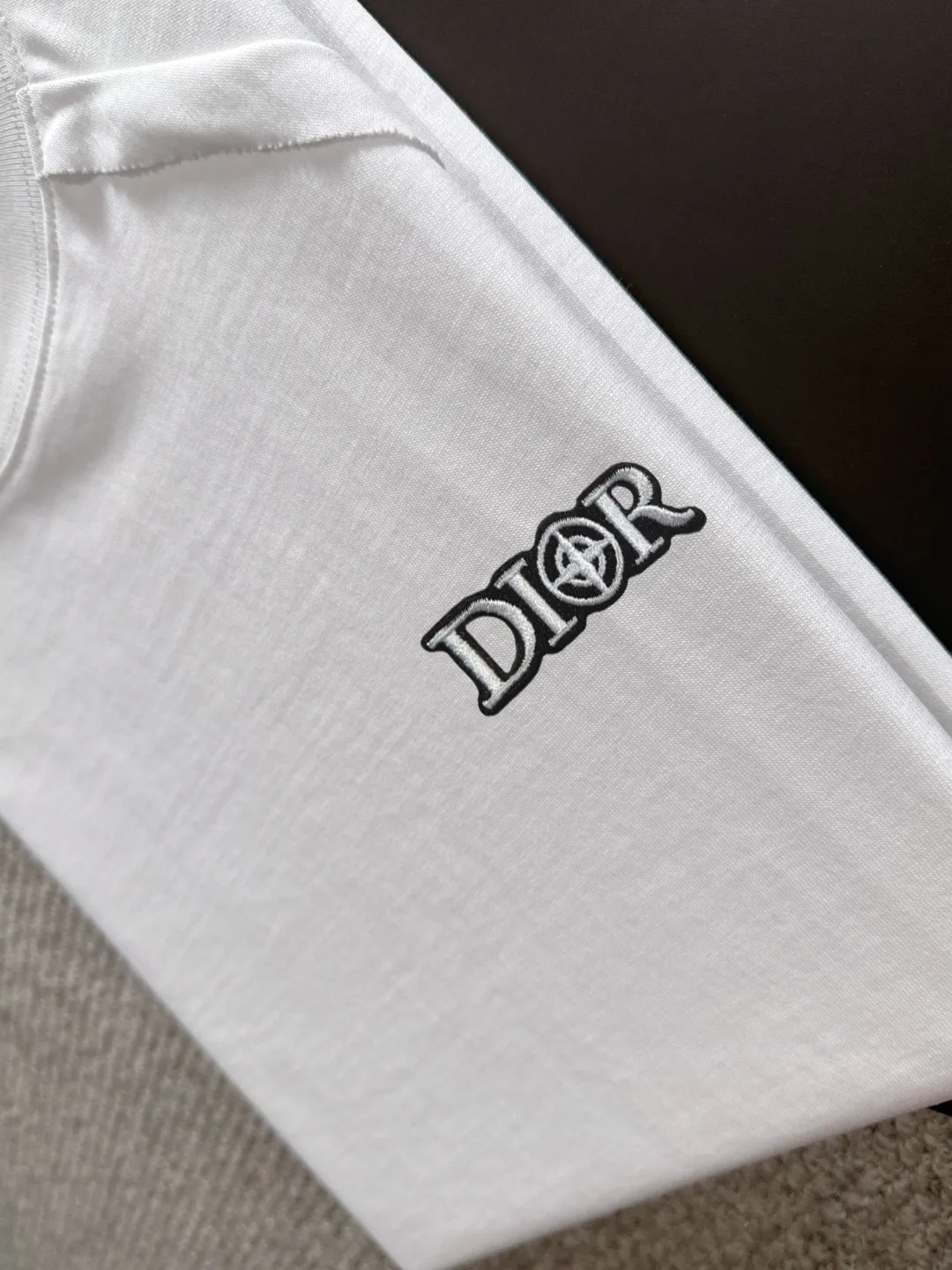 🅿️270 Shipped next day Dior 2025 summer new style (top quality, differentiated currency) The launch of short-sleeved special fabrics Summer catwalk style Exclusive style for men and women Made of imported custom dyed fabric Back neck chain bottom full shoulder bag No deformation or shrinkage when exposed to water SIZE: M to 3XL