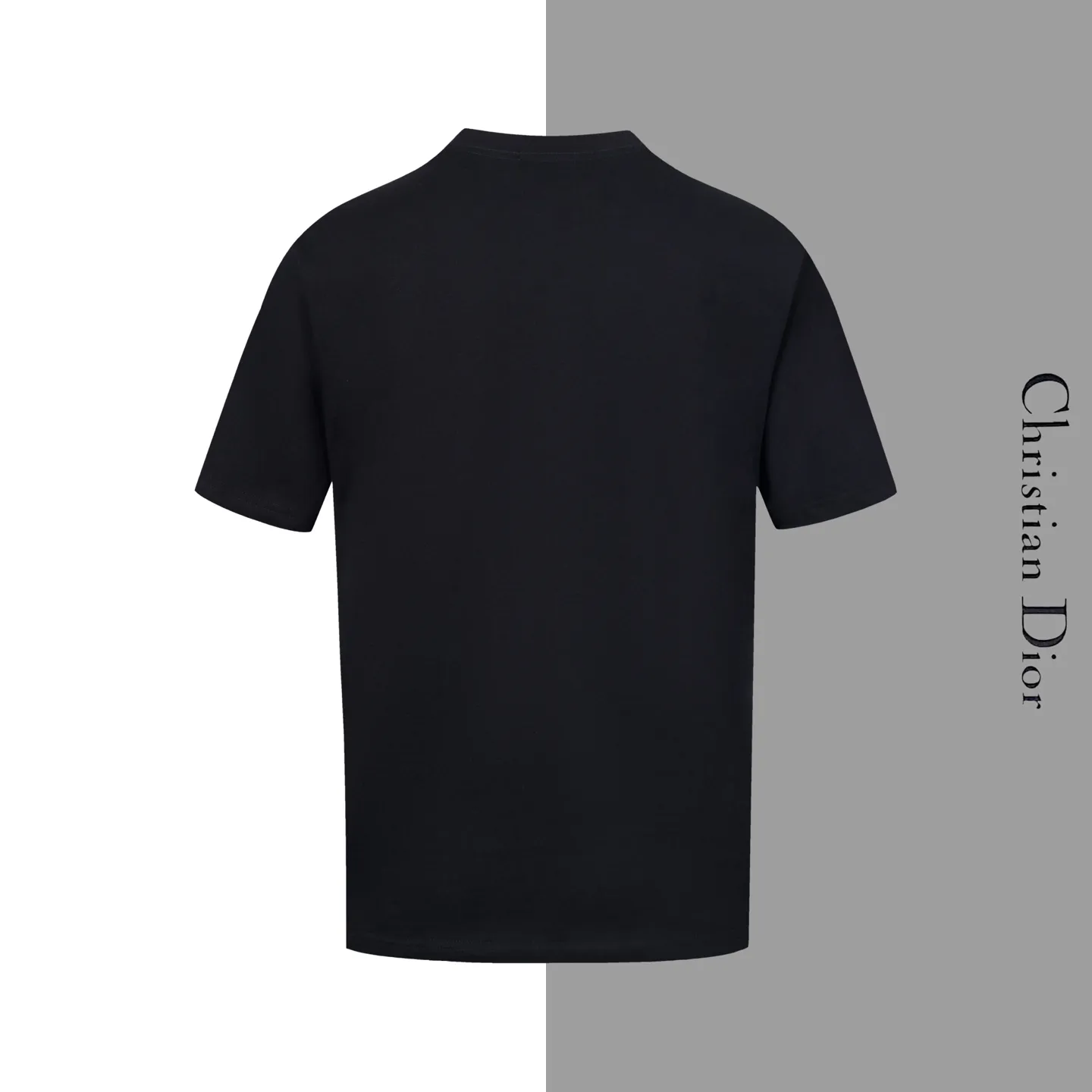 🅿️180 Style No. #Z104 Dior signature letter embroidered round neck short-sleeved DIOR official website consistent style Fabric: 32-count double yarn 280g pure cotton fabric Weaving and dyeing threads of the same color in the same cylinder The same color Process: imported machine thousands of needles full and flat embroidery Supporting: complete three-label cardboard oil paper code sticker packaging High temperature pre-shrinking process before production will not shrink and deformation Imported machine professional plate production os version Can wear up to 200 pounds. The size is measured manually. The error of 2-3cm is normal. Color: black white size: s m l xl