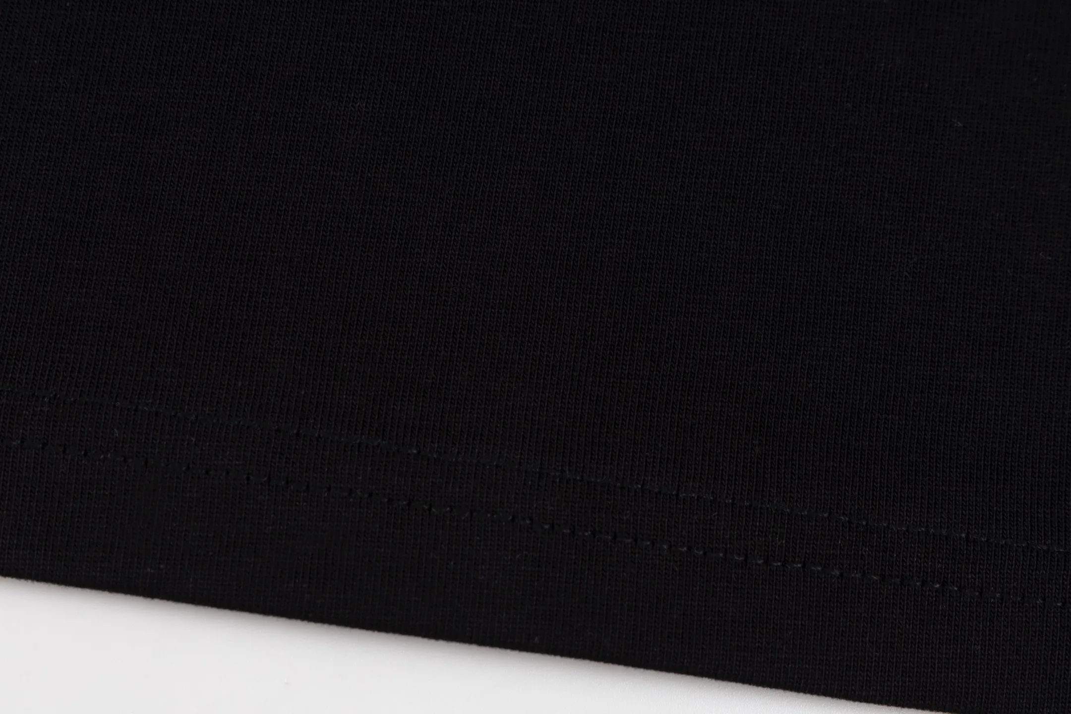 🅿️180 Style No. #Z104 Dior signature letter embroidered round neck short-sleeved DIOR official website consistent style Fabric: 32-count double yarn 280g pure cotton fabric Weaving and dyeing threads of the same color in the same cylinder The same color Process: imported machine thousands of needles full and flat embroidery Supporting: complete three-label cardboard oil paper code sticker packaging High temperature pre-shrinking process before production will not shrink and deformation Imported machine professional plate production os version Can wear up to 200 pounds. The size is measured manually. The error of 2-3cm is normal. Color: black white size: s m l xl